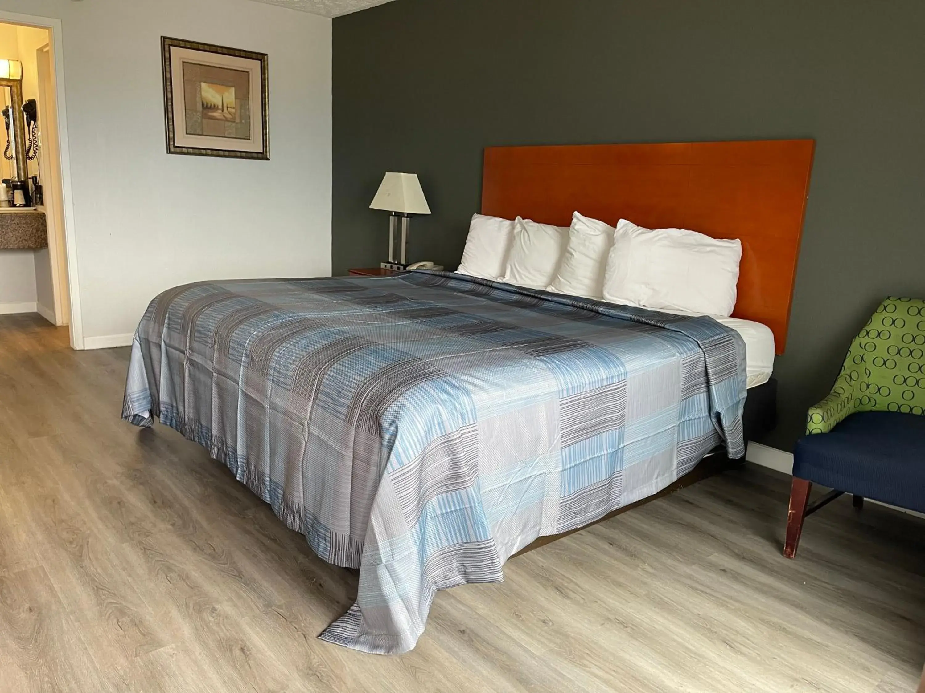 Bed in Wilkes-Barre Inn & Suites