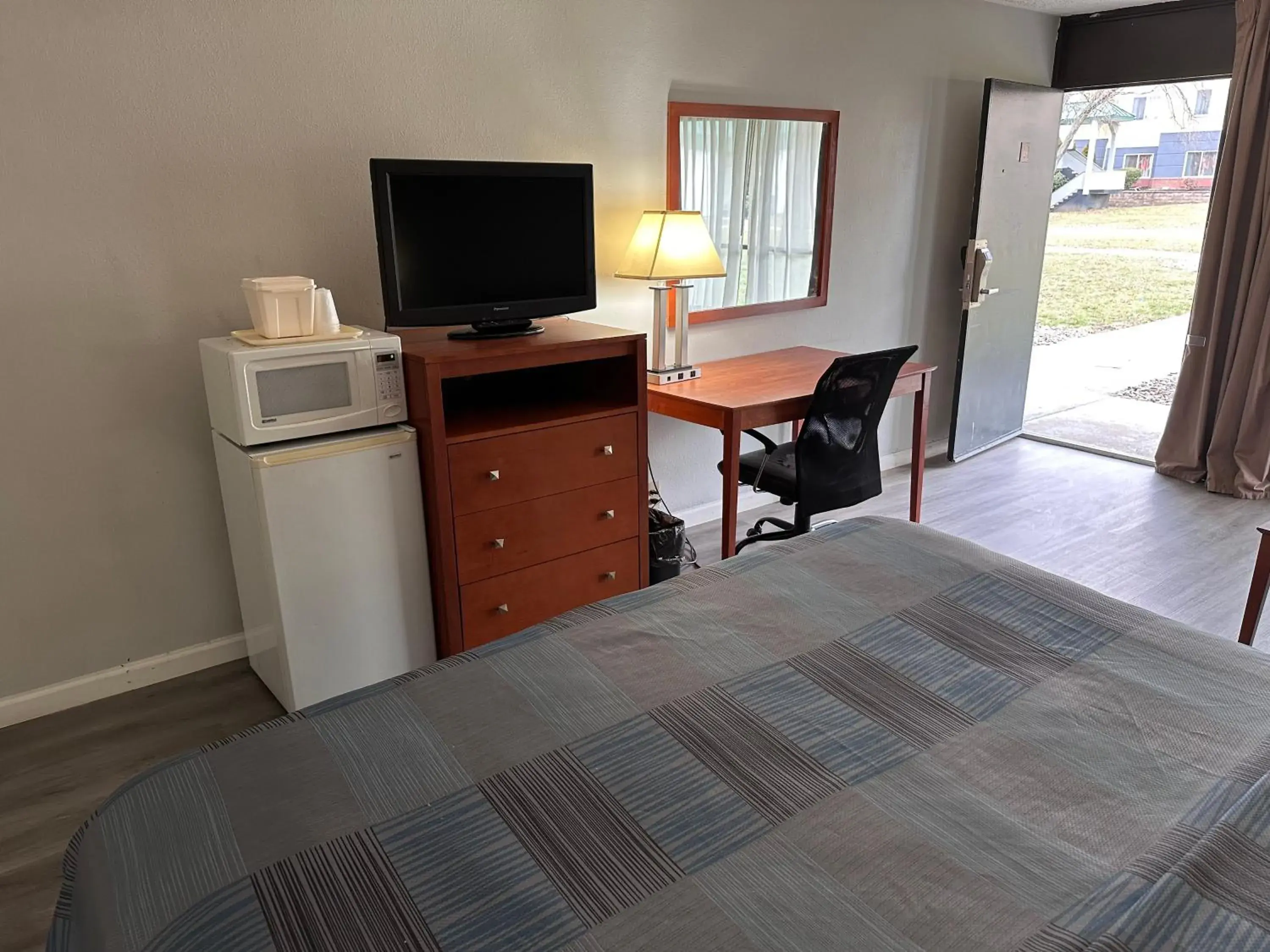 TV and multimedia, Bed in Wilkes-Barre Inn & Suites