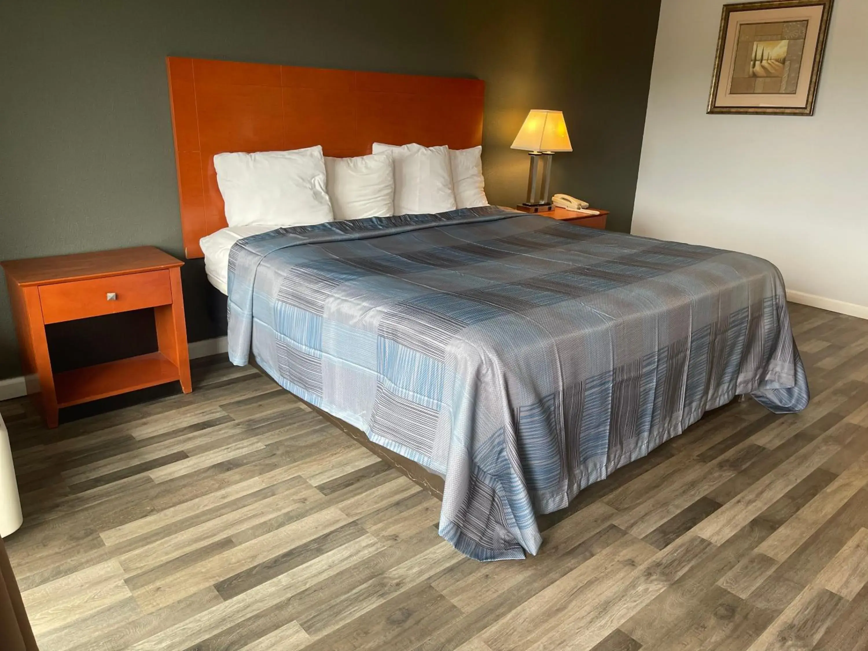 Bed in Wilkes-Barre Inn & Suites