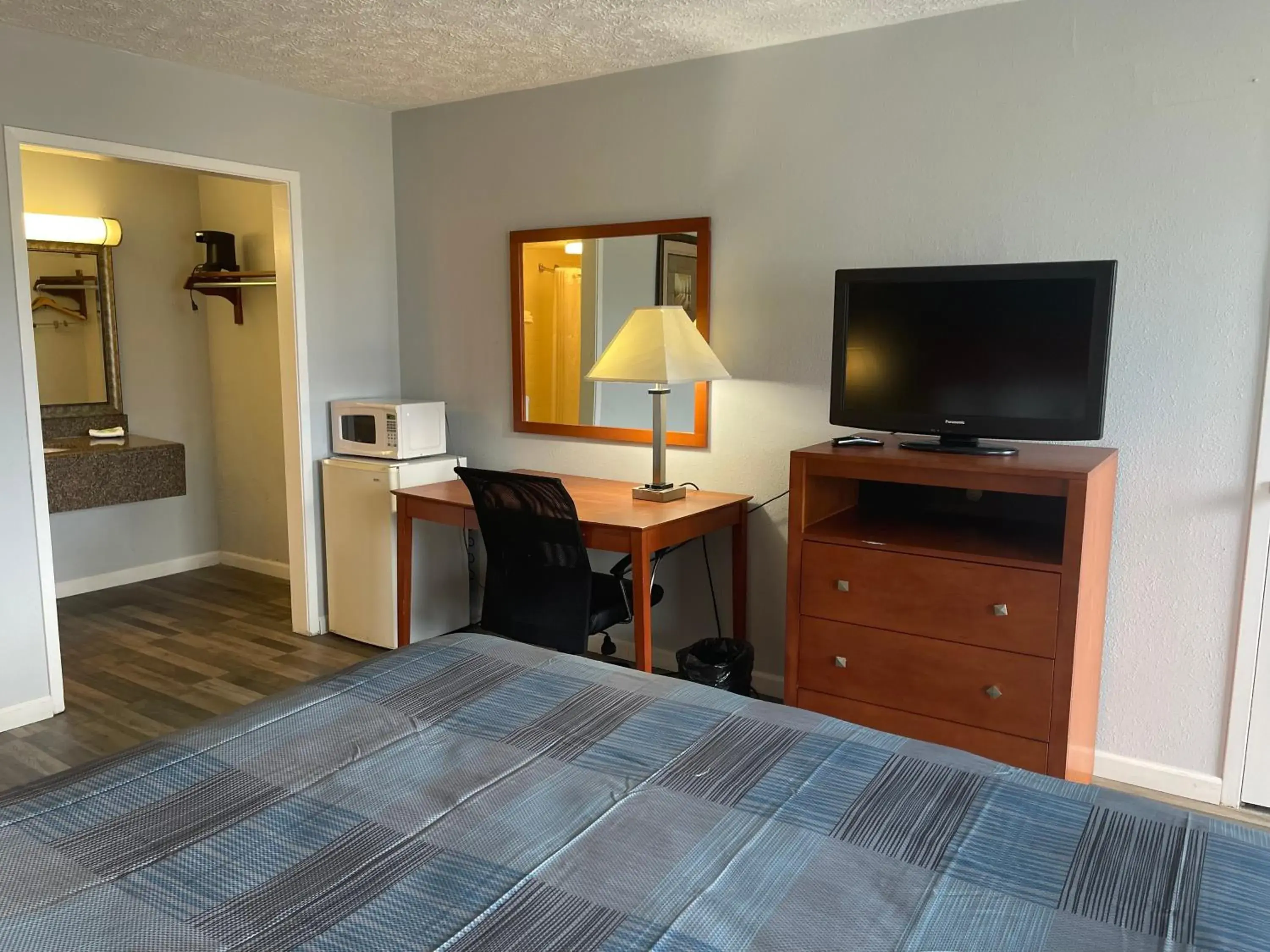 TV and multimedia, Bed in Wilkes-Barre Inn & Suites