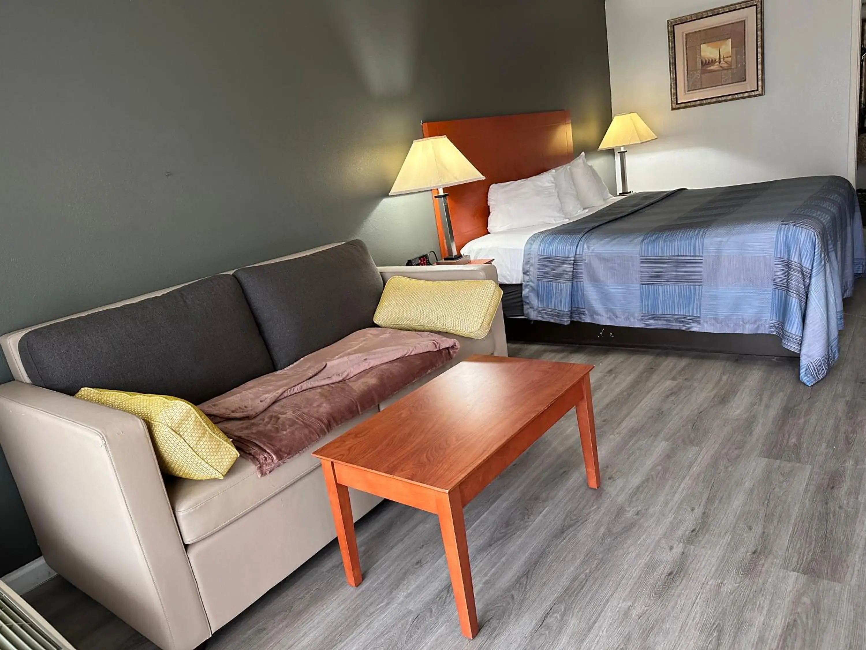 Seating area, Bed in Wilkes-Barre Inn & Suites