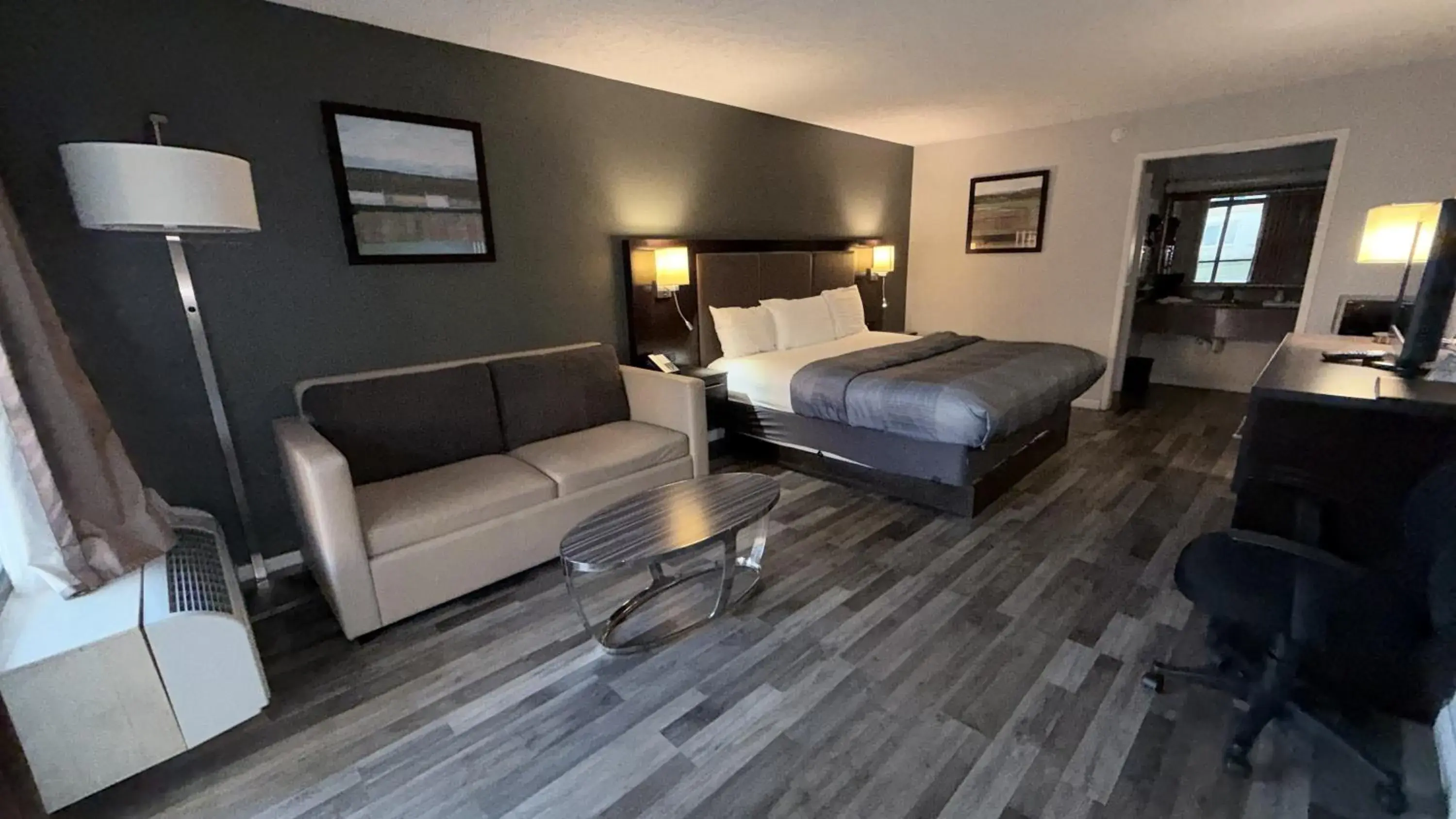 Bed in Wilkes-Barre Inn & Suites Bed in Wilkes-Barre Inn & Suites