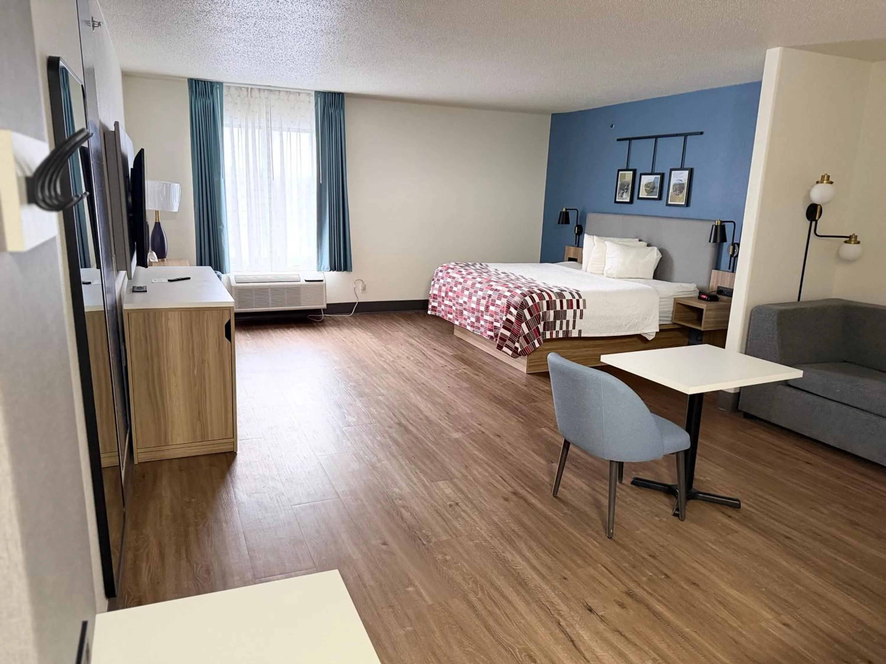 Bed in Red Roof Inn & Suites Bloomsburg - Mifflinville