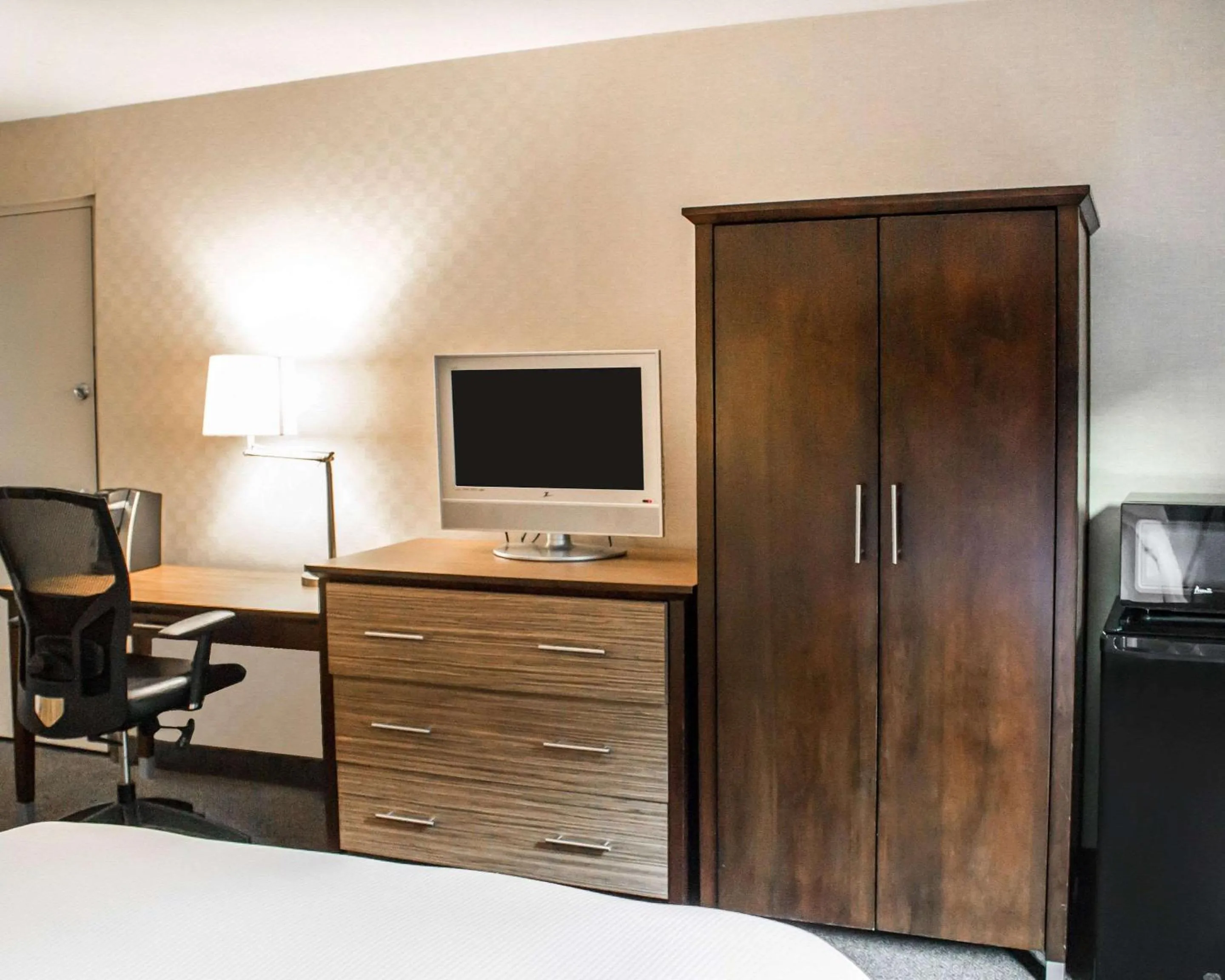 Photo of the whole room in The Woodlands Inn