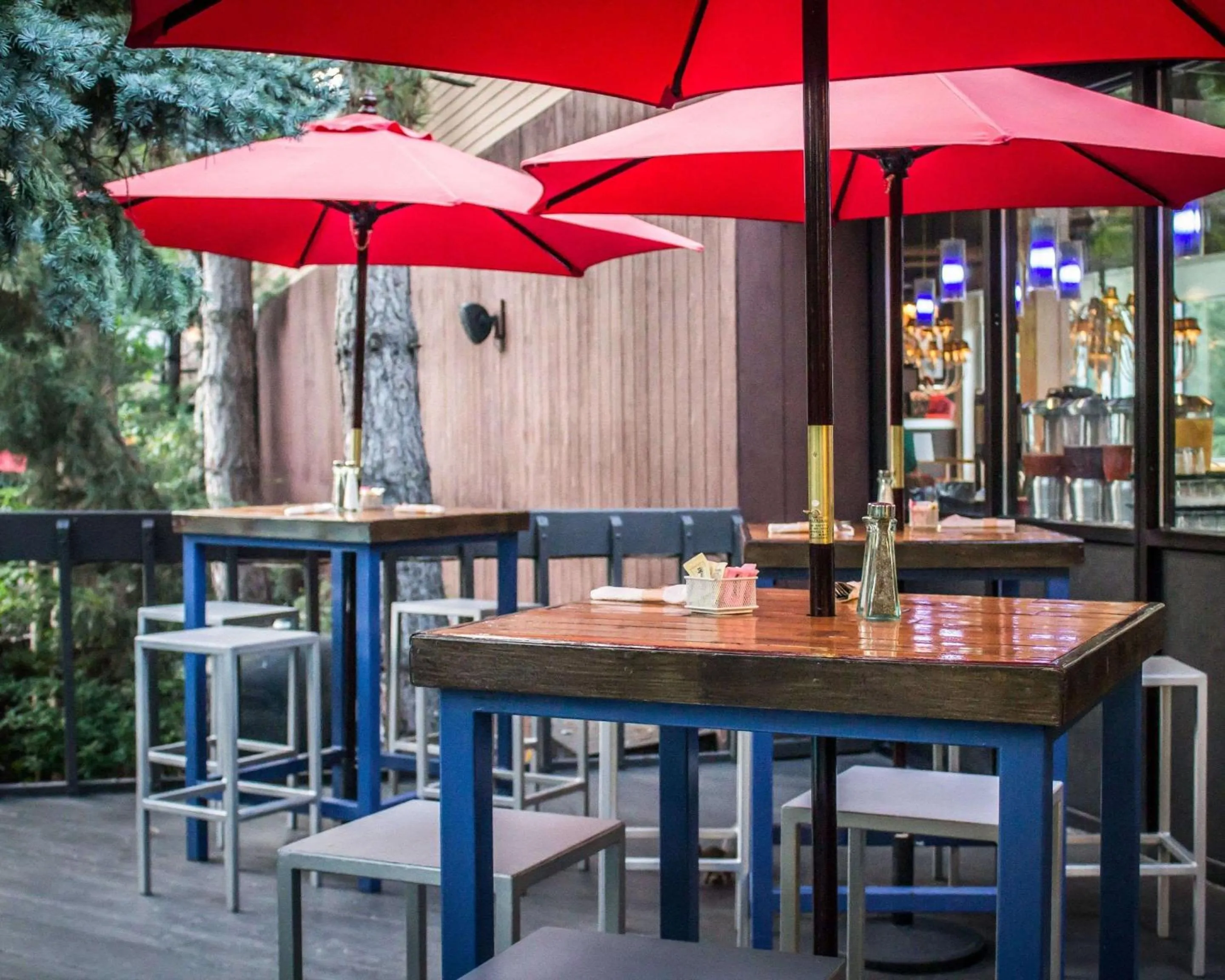 Restaurant/places to eat in The Woodlands Inn