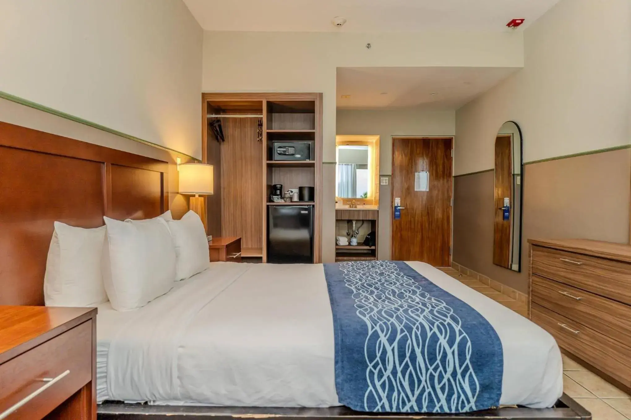 Bedroom, Bed in Comfort Inn & Suites Bedroom, Bed in Comfort Inn & Suites