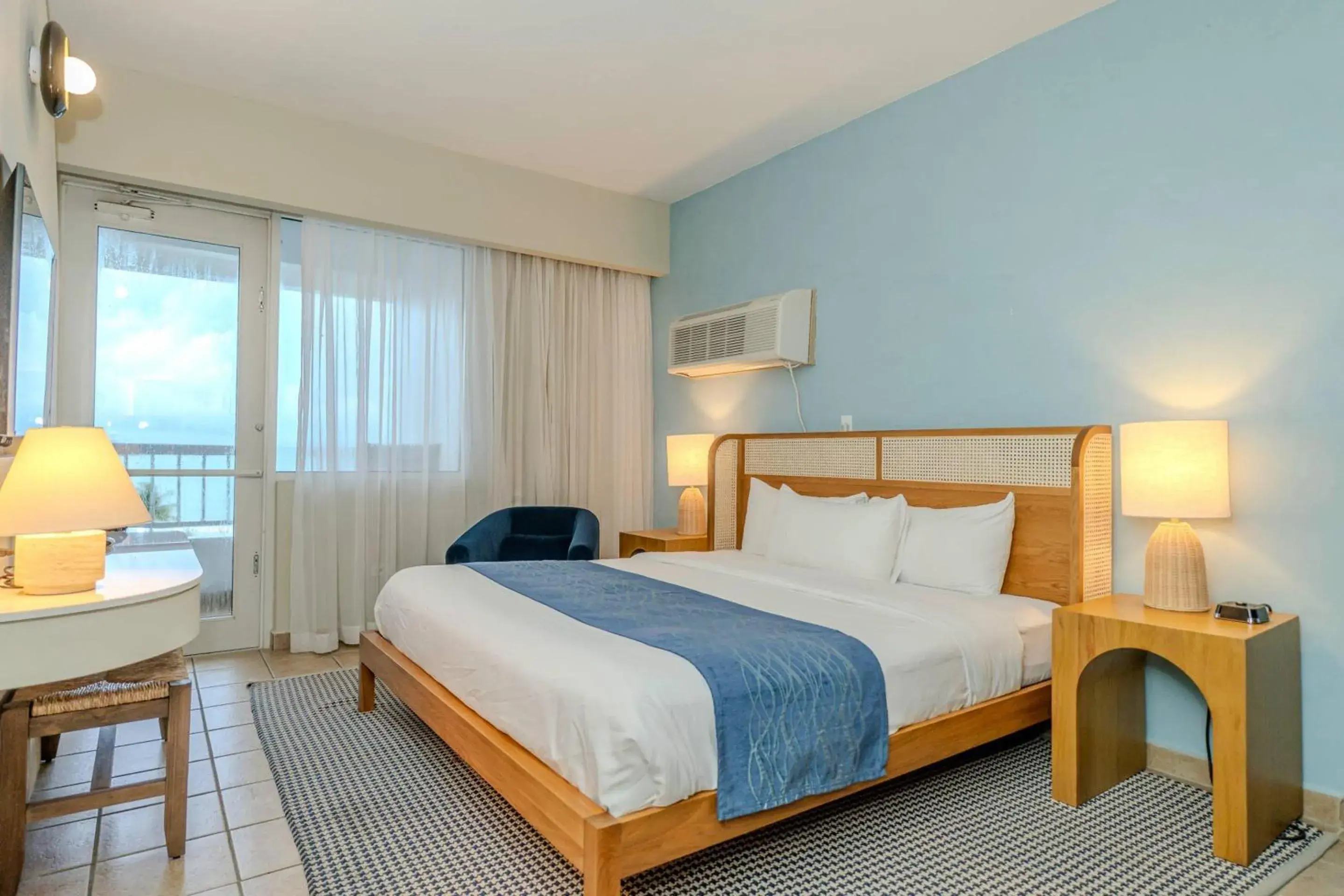 Bedroom, Bed in Comfort Inn & Suites Bedroom, Bed in Comfort Inn & Suites