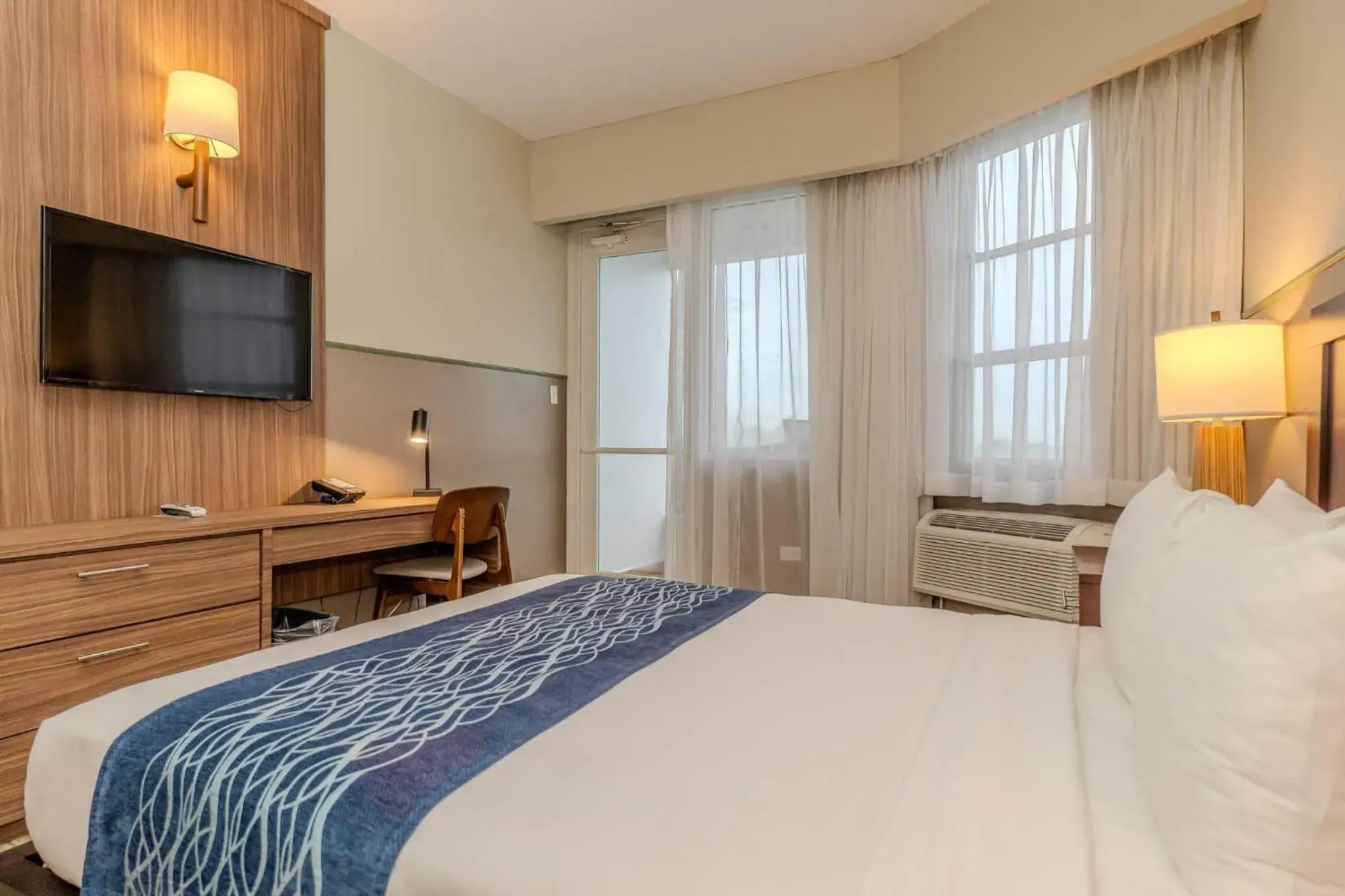 Bedroom, Bed in Comfort Inn & Suites Bedroom, Bed in Comfort Inn & Suites