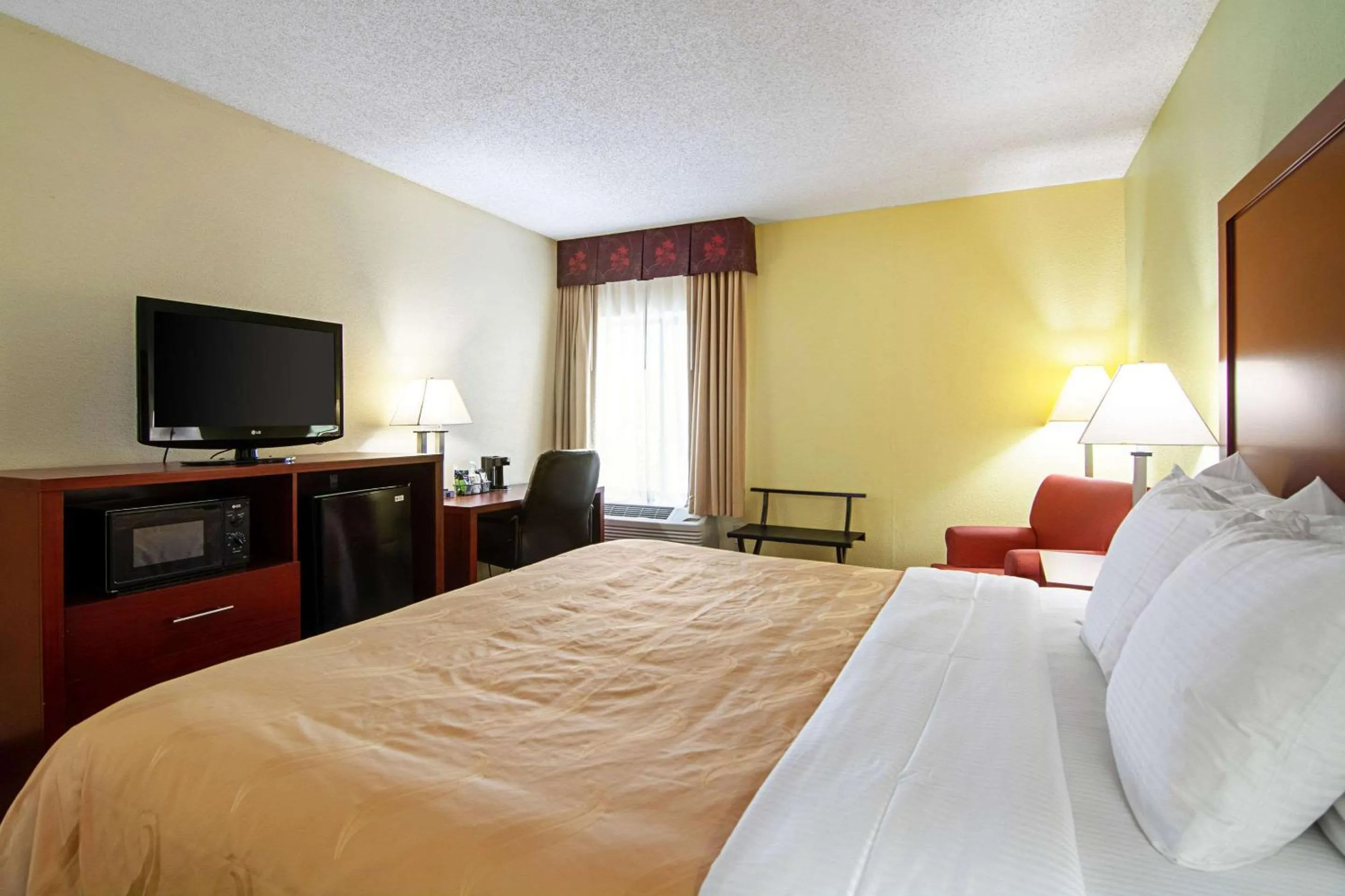 Photo of the whole room, Bed in Quality Inn & Suites Richburg I-77