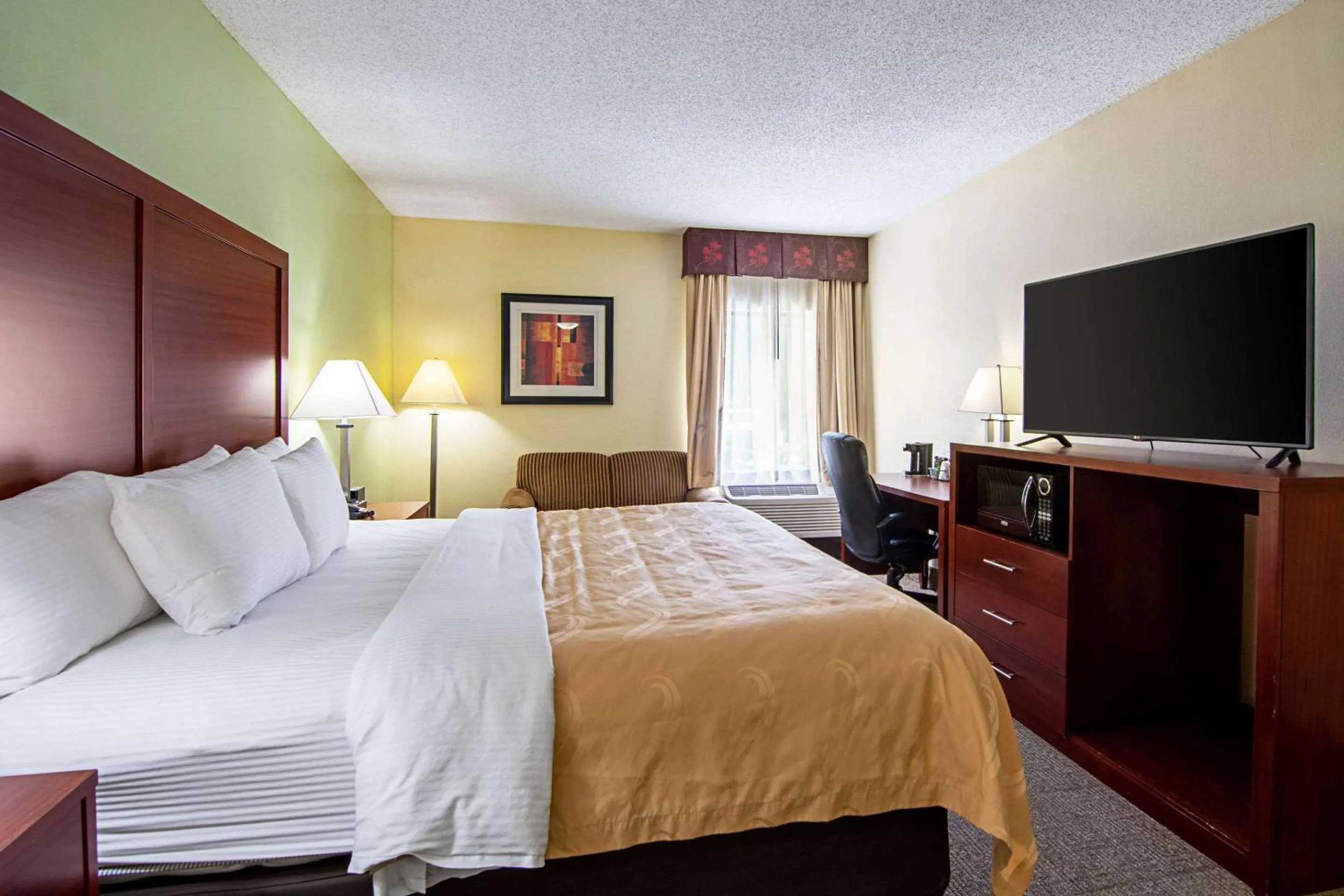 Photo of the whole room, Bed in Quality Inn & Suites Richburg I-77