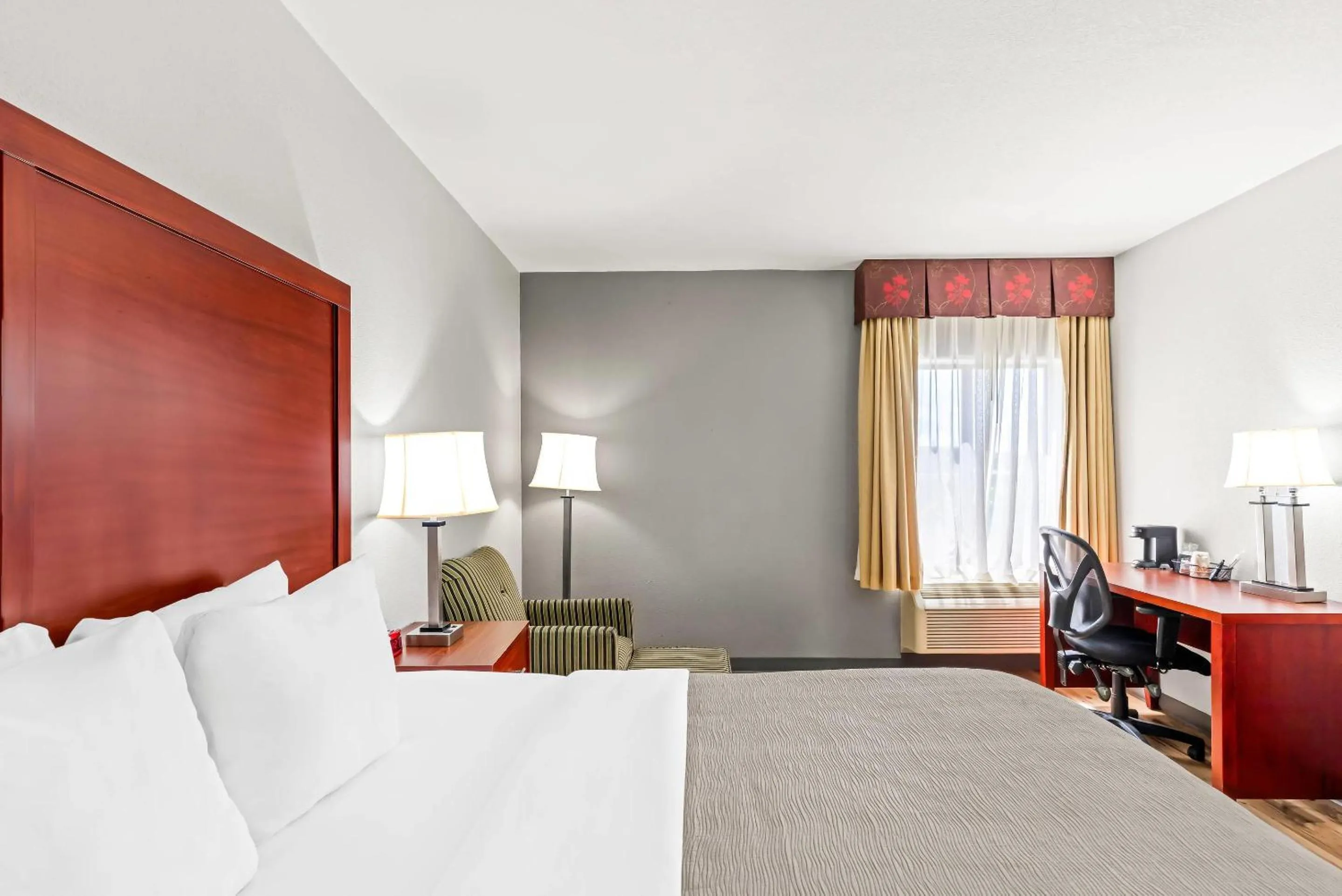 Bedroom, Bed in Quality Inn & Suites Richburg I-77