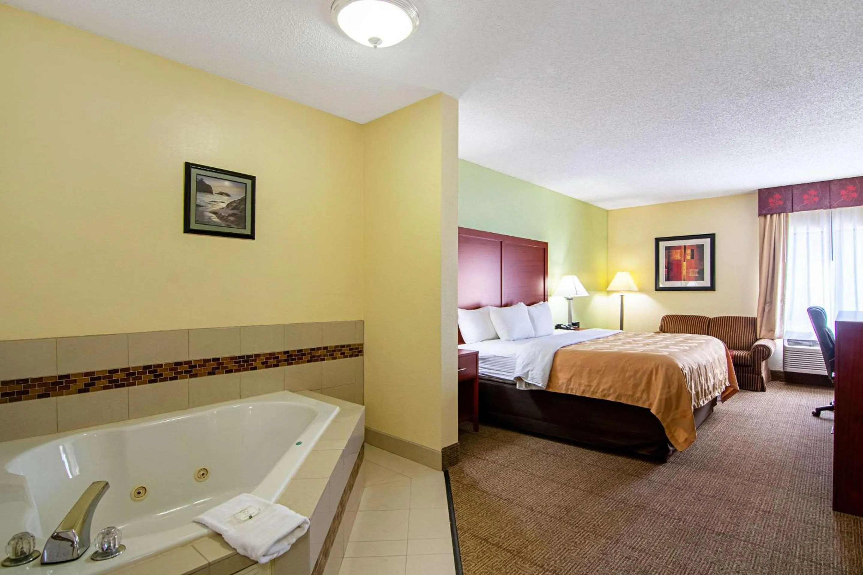Photo of the whole room, Bed in Quality Inn & Suites Richburg I-77