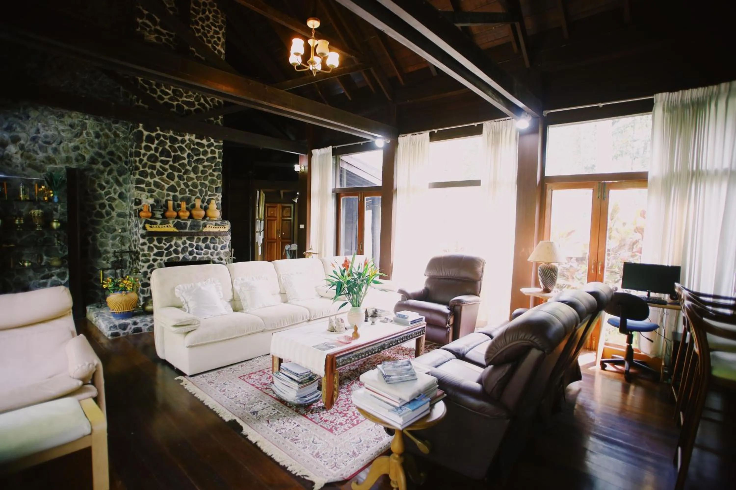 Living room in Villa Darakorn Hill Country House