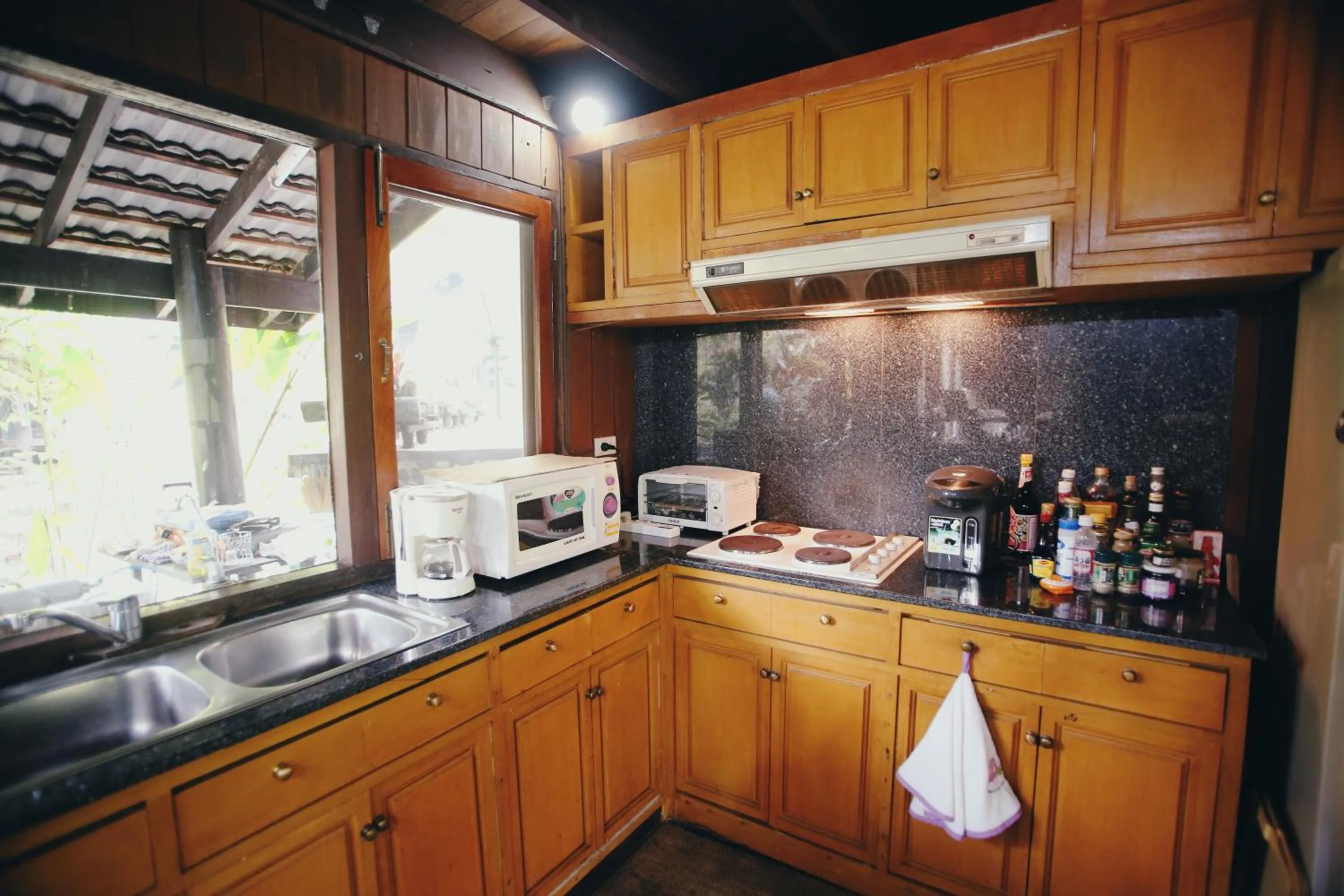Kitchen or kitchenette in Villa Darakorn Hill Country House
