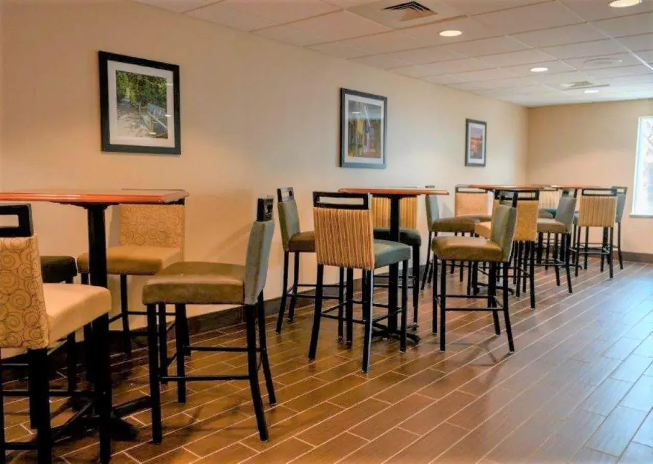 Breakfast in Comfort Inn & Suites Patriots Point Breakfast in Comfort Inn & Suites Patriots Point