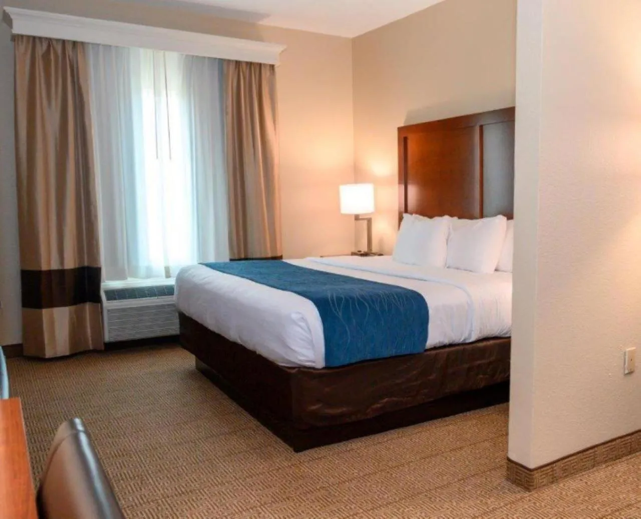 Bed in Comfort Inn & Suites Patriots Point