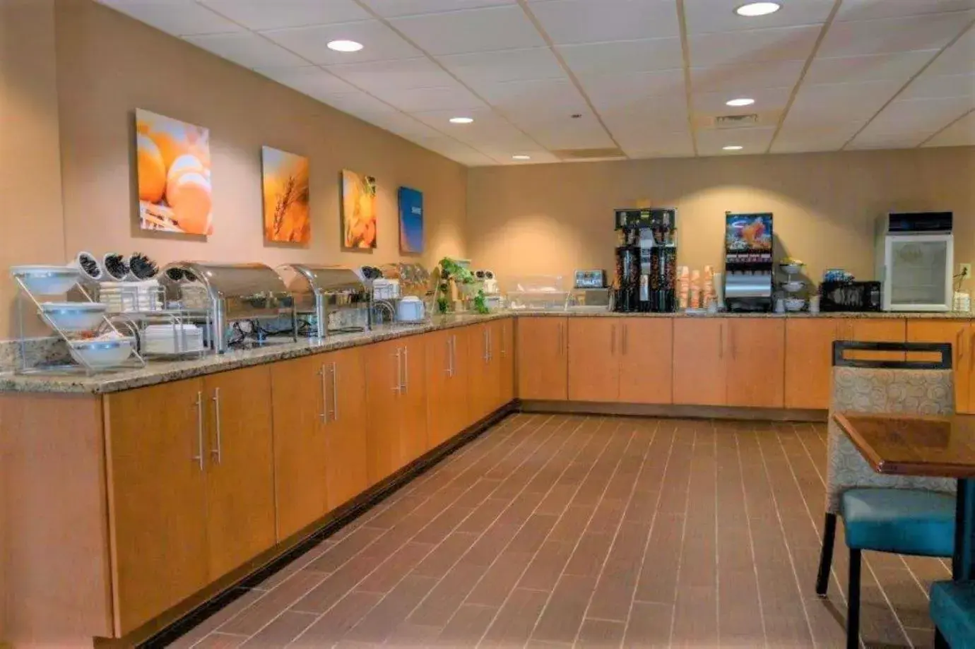 Breakfast in Comfort Inn & Suites Patriots Point Breakfast in Comfort Inn & Suites Patriots Point