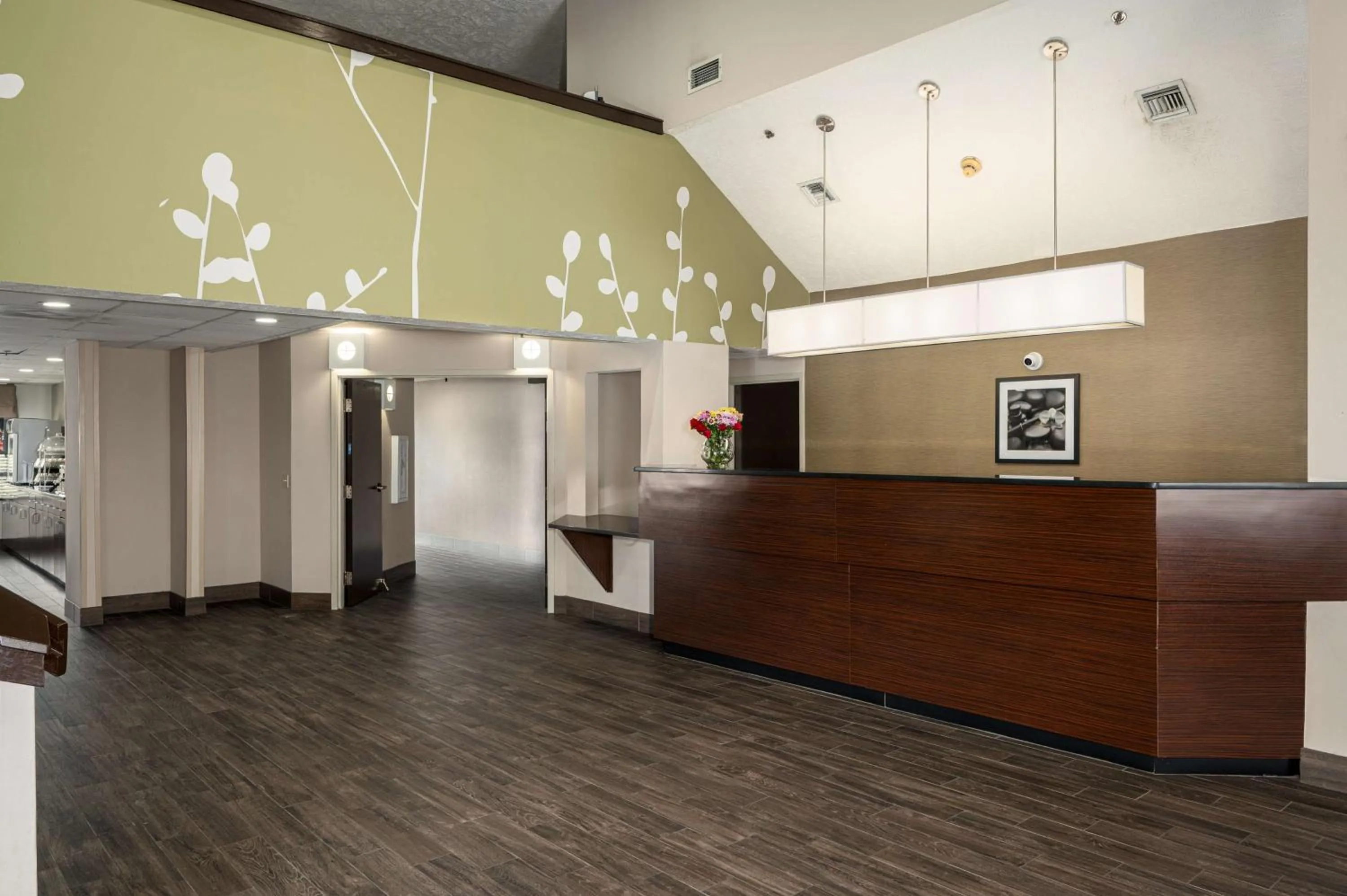 Lobby or reception in SureStay by Best Western Summerville Flowertown