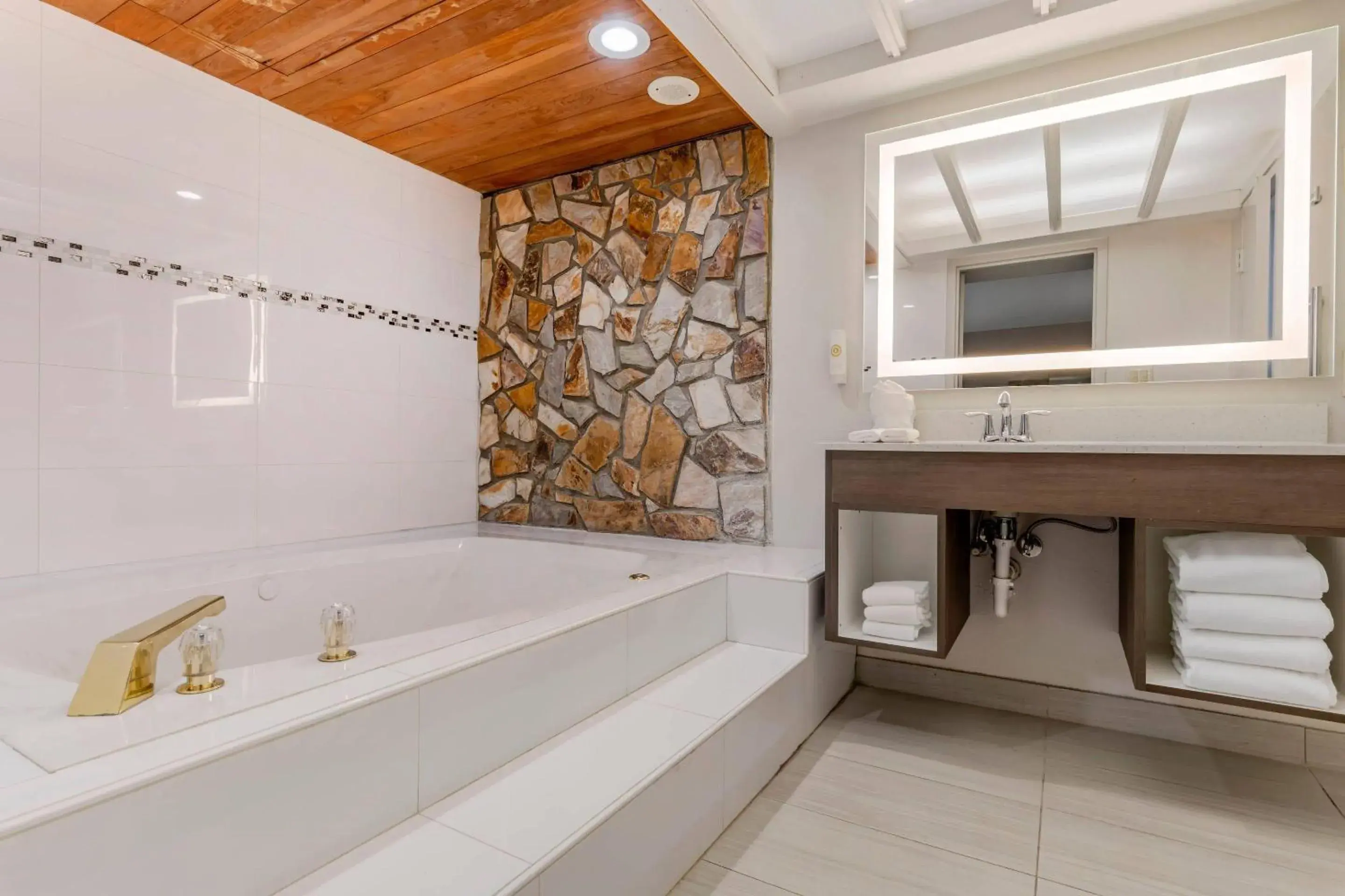 Bedroom in Comfort Inn & Suites Clemson - University Area Bedroom in Comfort Inn & Suites Clemson - University Area