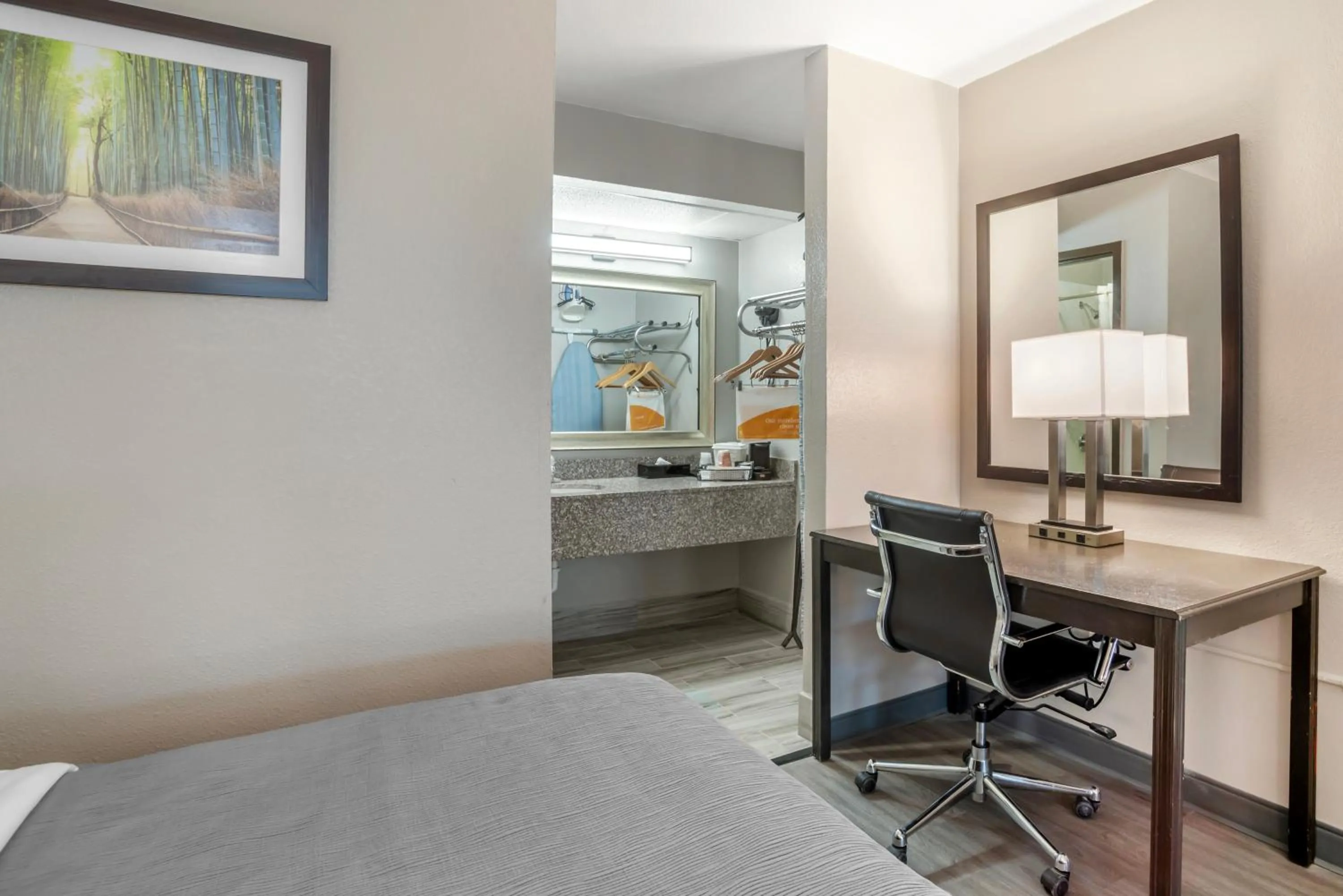 Bed in Quality Inn Simpsonville-Greenville