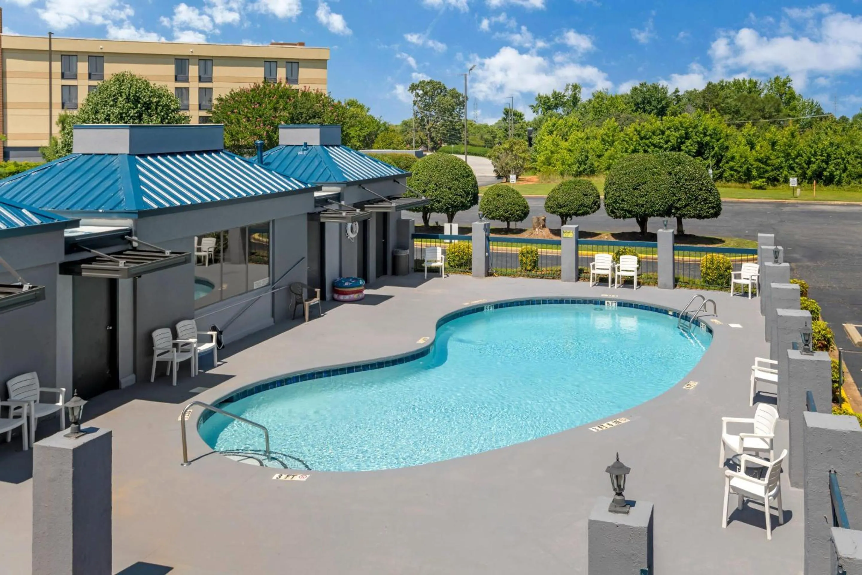 Swimming pool in Quality Inn Simpsonville-Greenville