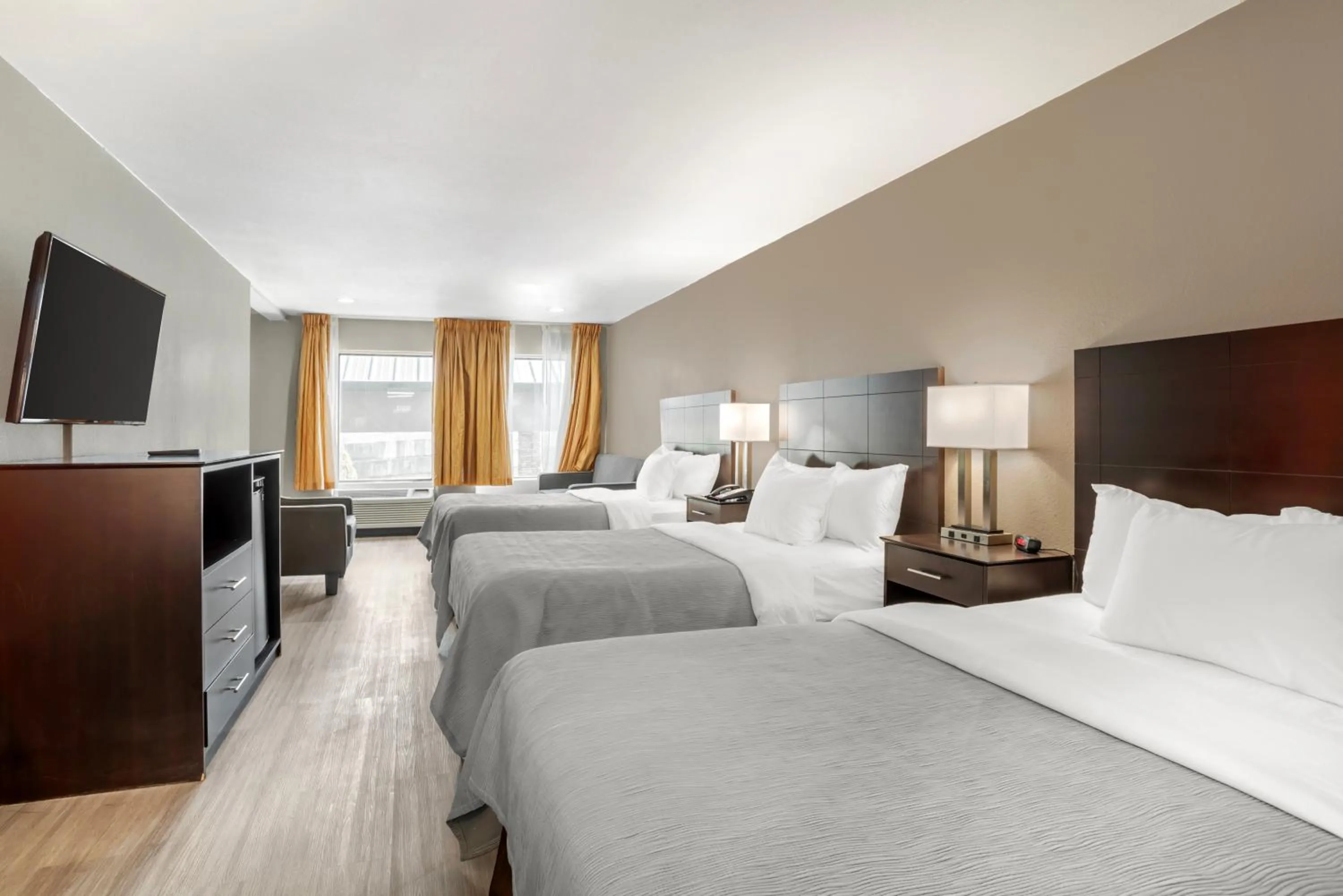 Bed in Quality Inn Simpsonville-Greenville