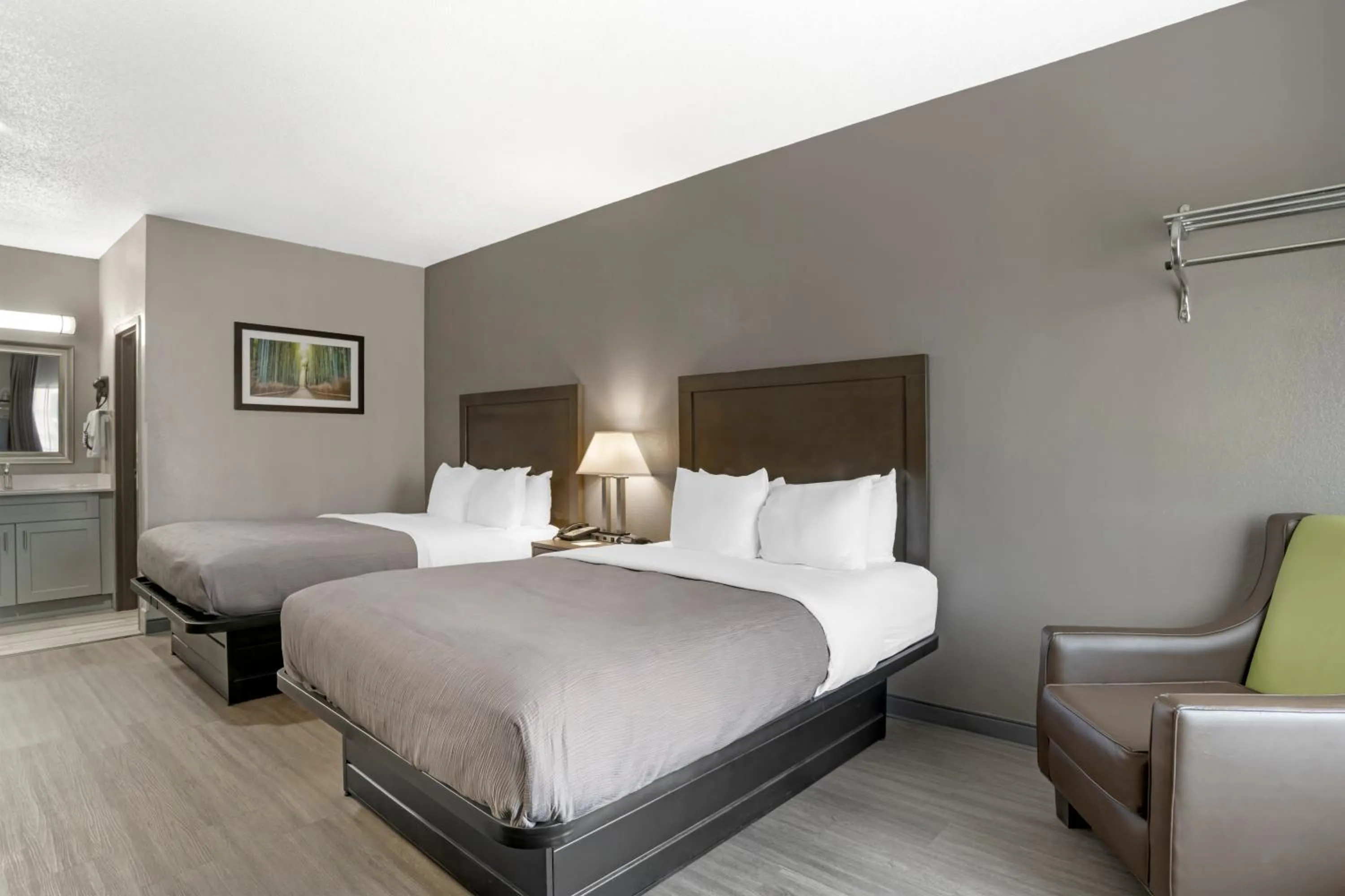 Bed in Quality Inn Simpsonville-Greenville