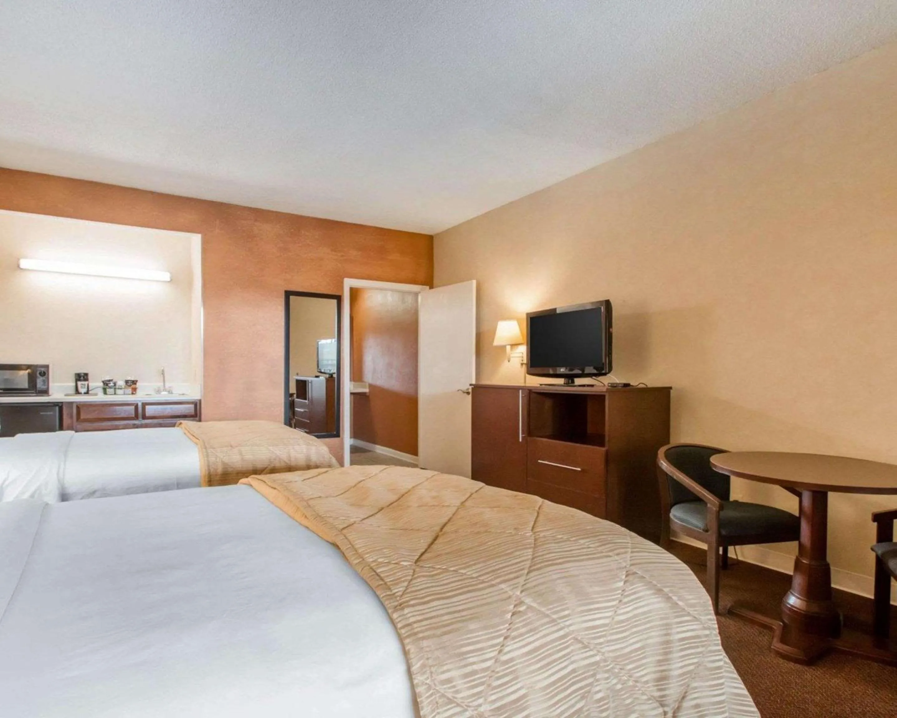 Bedroom, Bed in Quality Inn & Suites Ridgeland