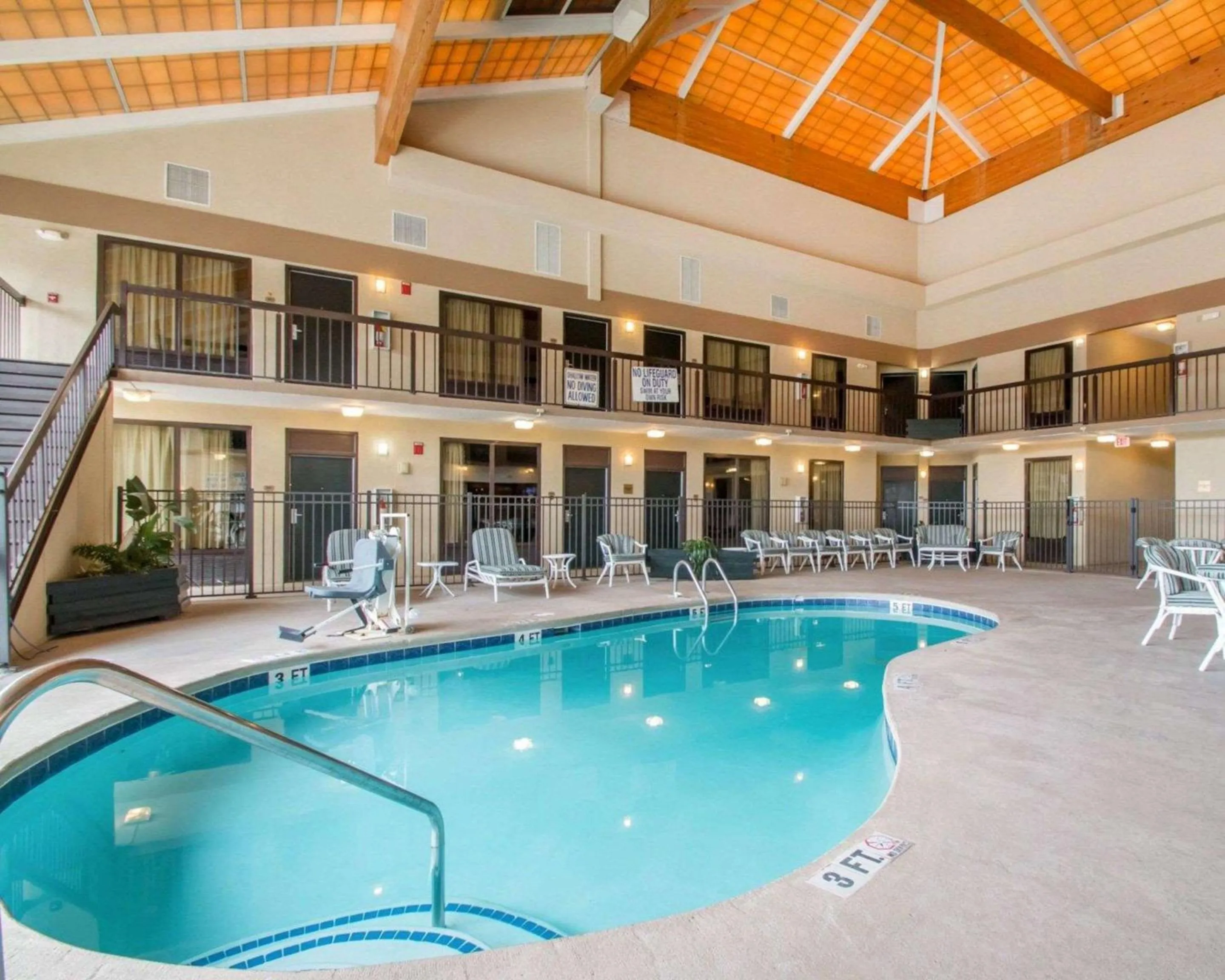 Swimming pool in Quality Inn & Suites Ridgeland