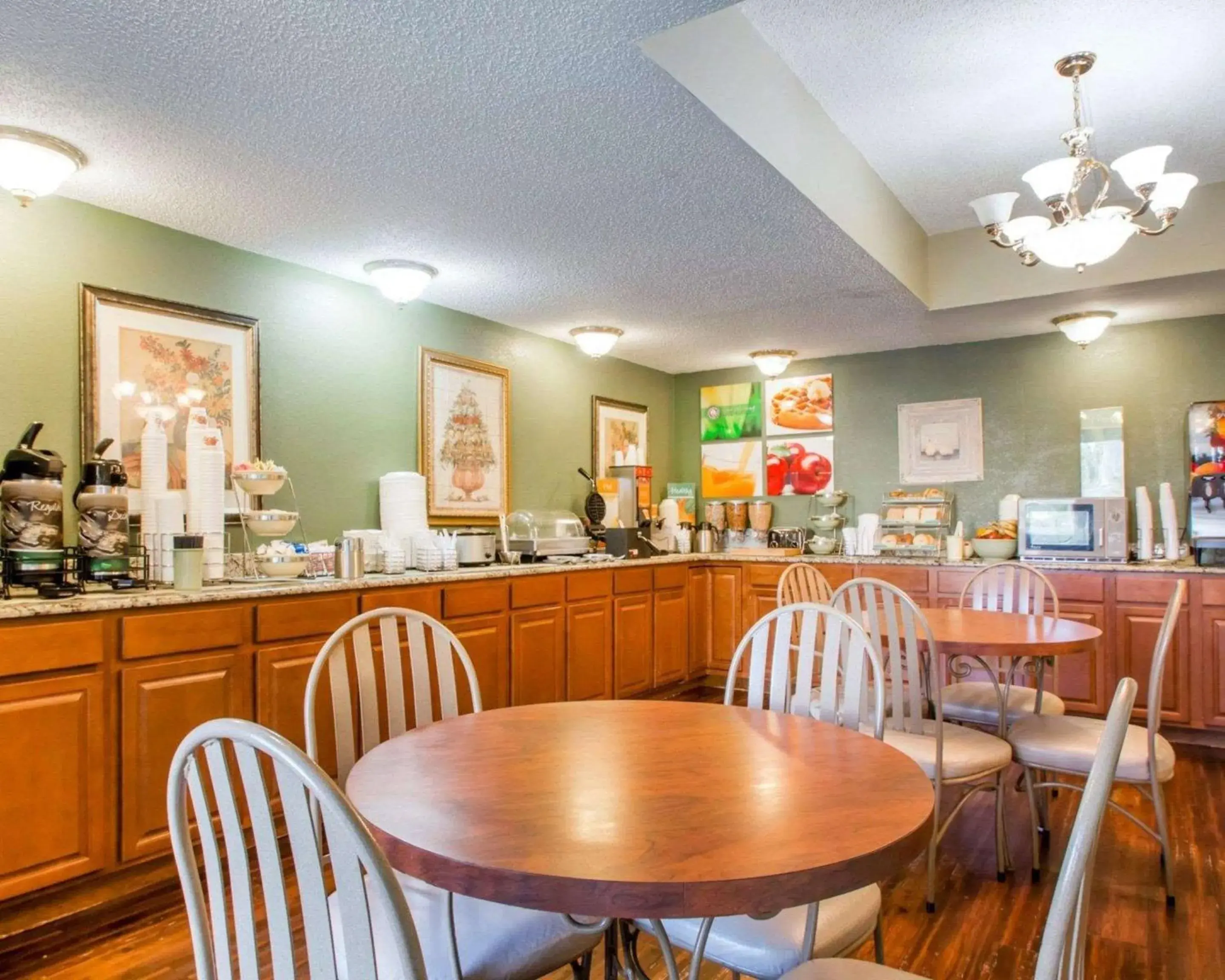 Breakfast in Quality Inn & Suites Ridgeland Breakfast in Quality Inn & Suites Ridgeland