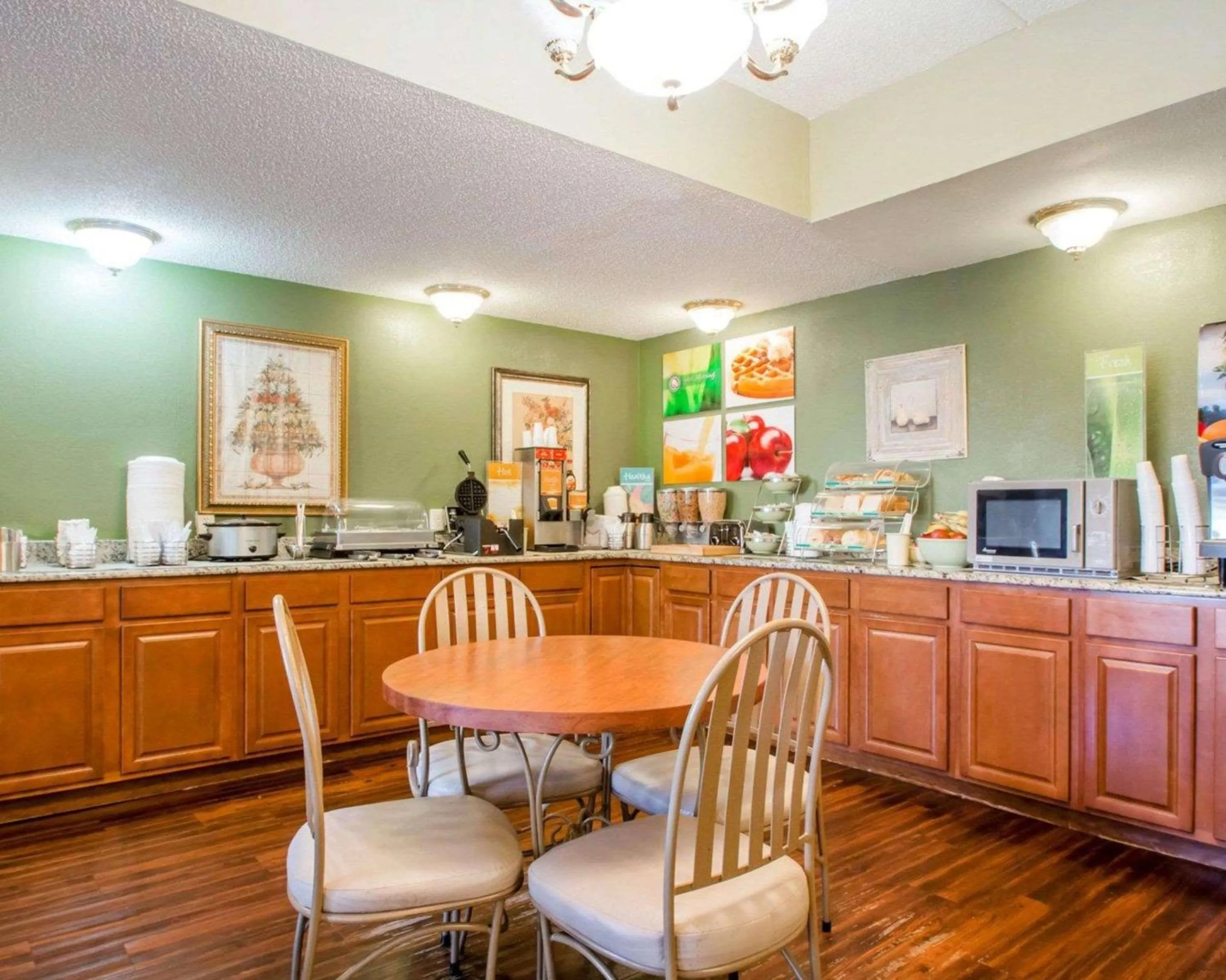 Breakfast in Quality Inn & Suites Ridgeland