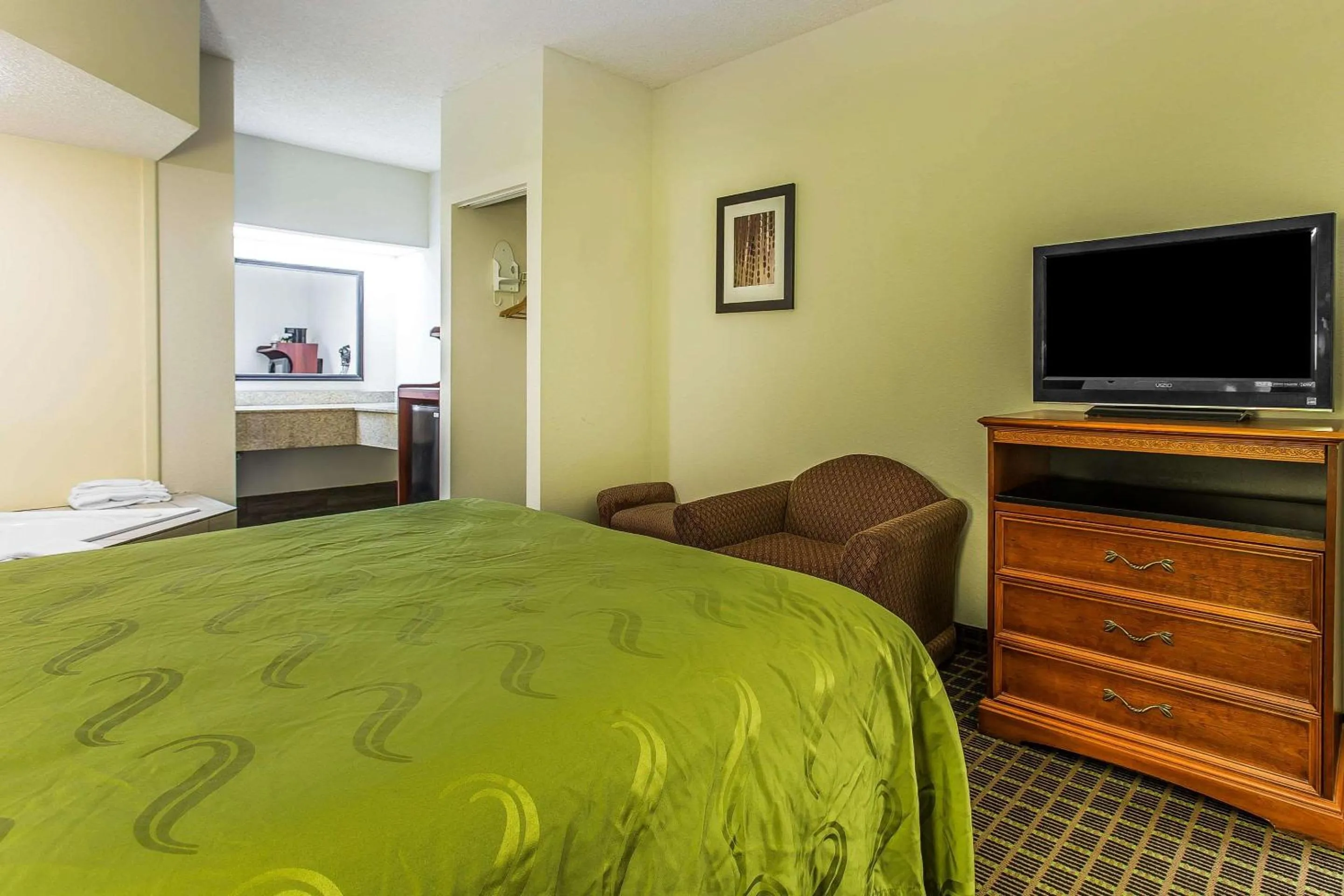 Photo of the whole room, Bed in Quality Inn & Suites Orangeburg