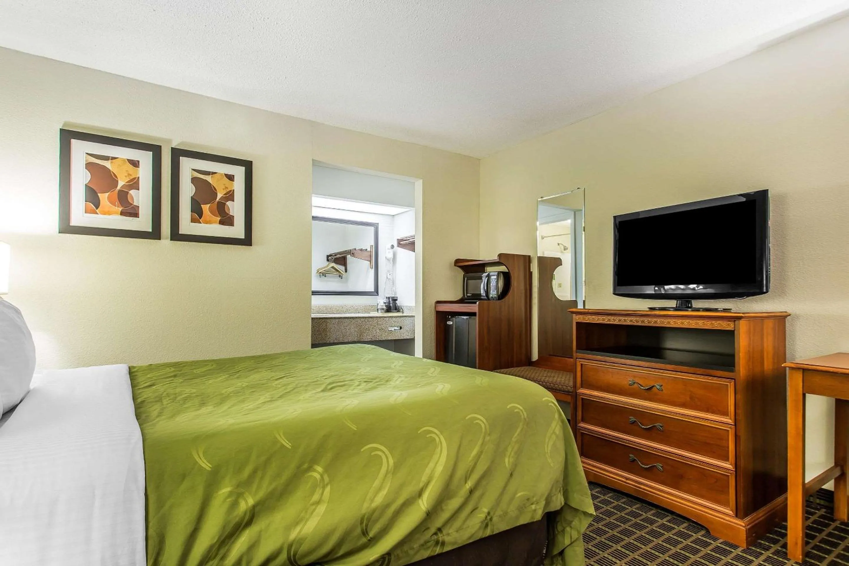 Photo of the whole room, Bed in Quality Inn & Suites Orangeburg