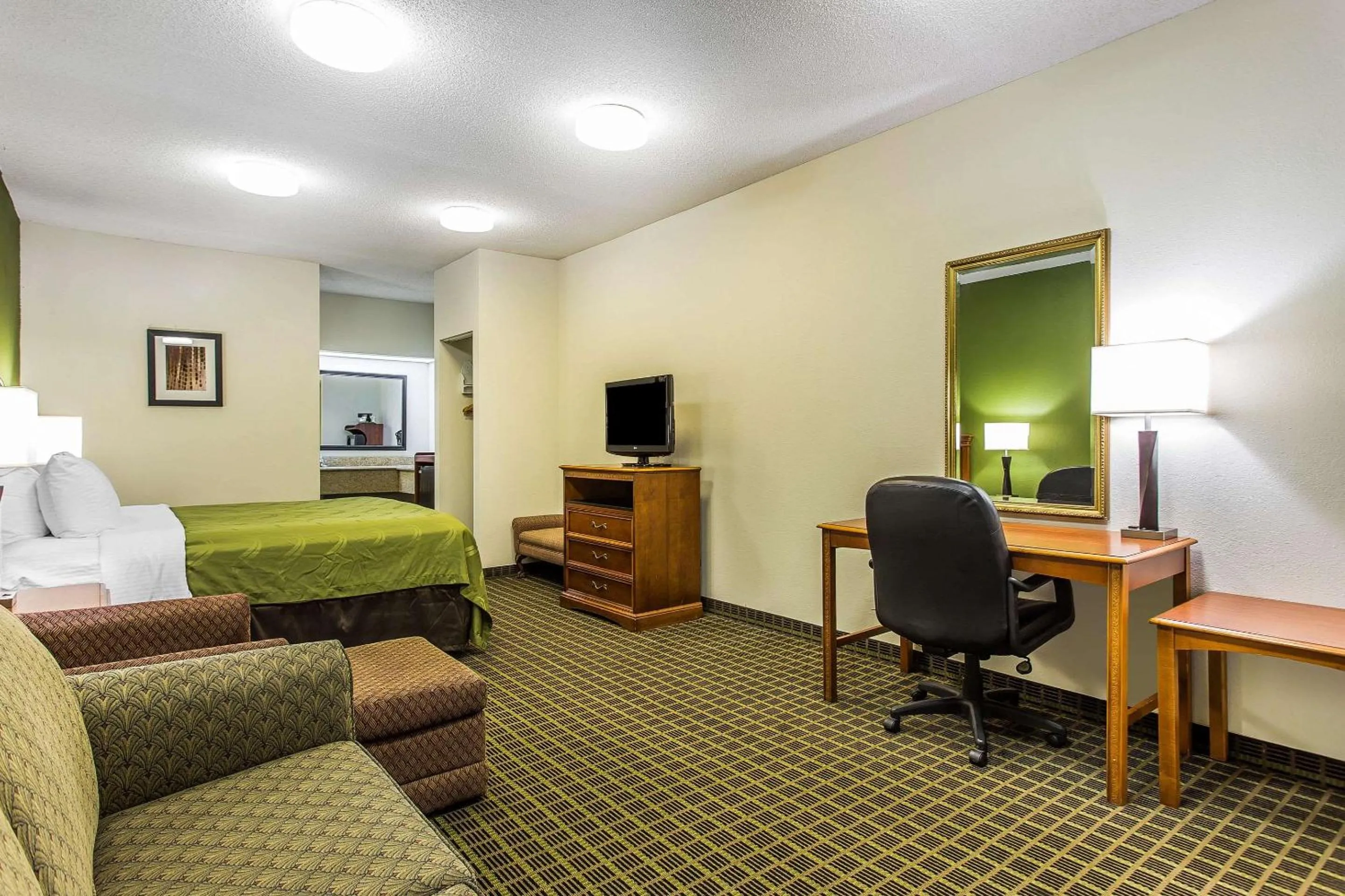 Photo of the whole room, Bed in Quality Inn & Suites Orangeburg