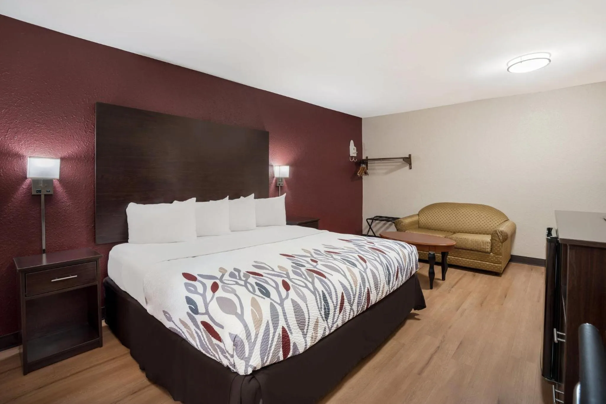 Bedroom, Bed in Red Roof Inn Bishopville