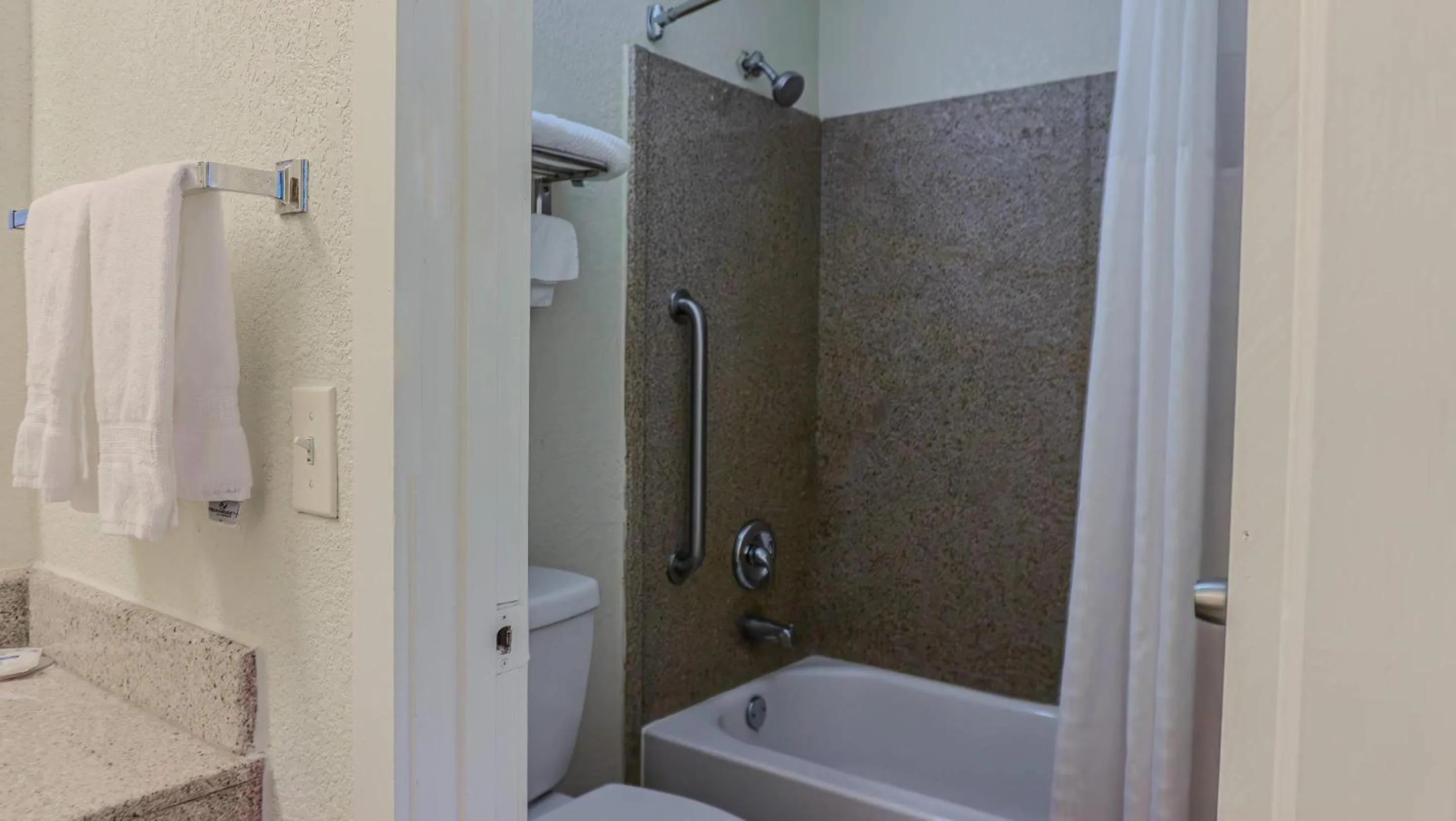 Bedroom in Rodeway Inn & Suites Fort Jackson