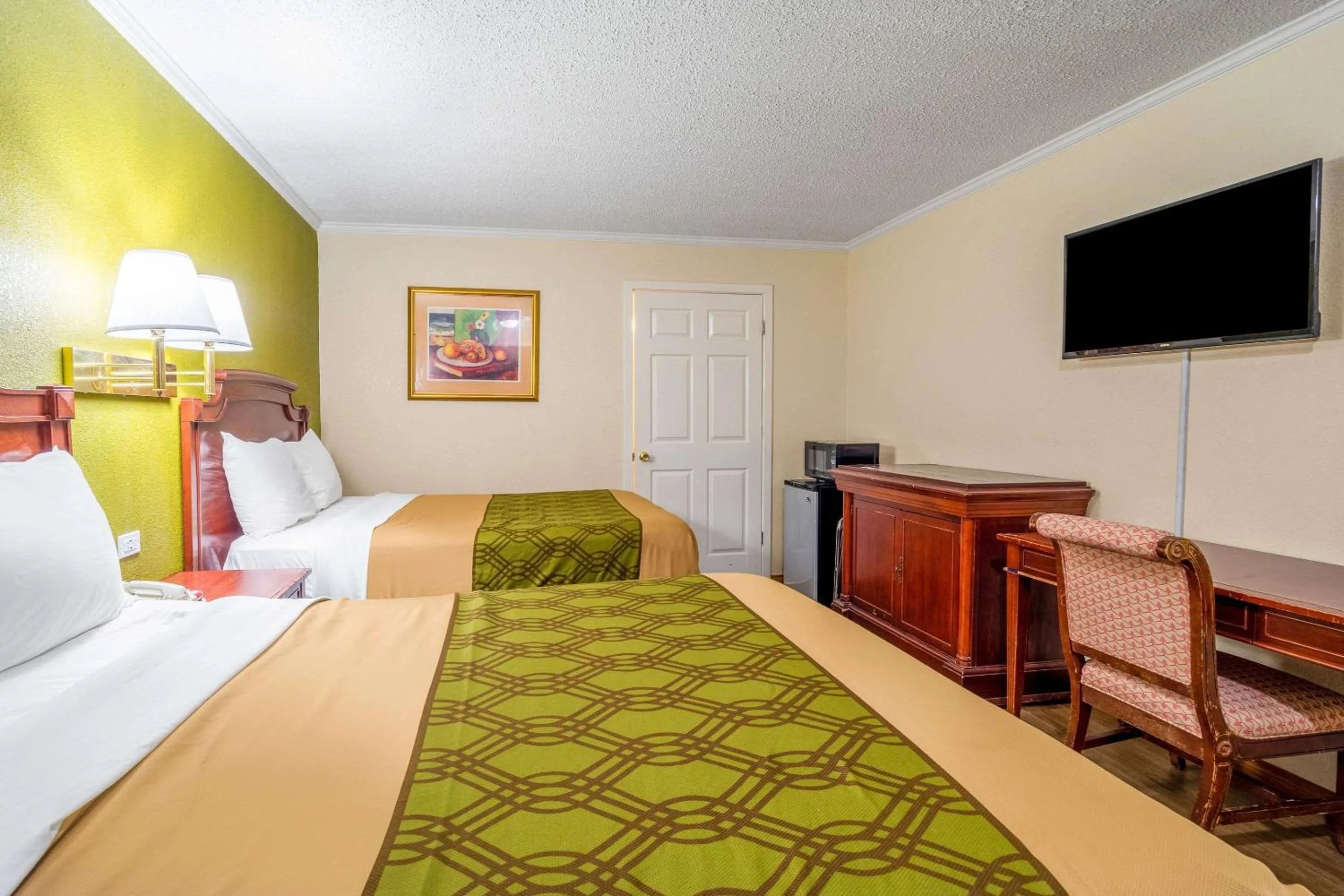 Bedroom, Bed in Rodeway Inn & Suites Fort Jackson