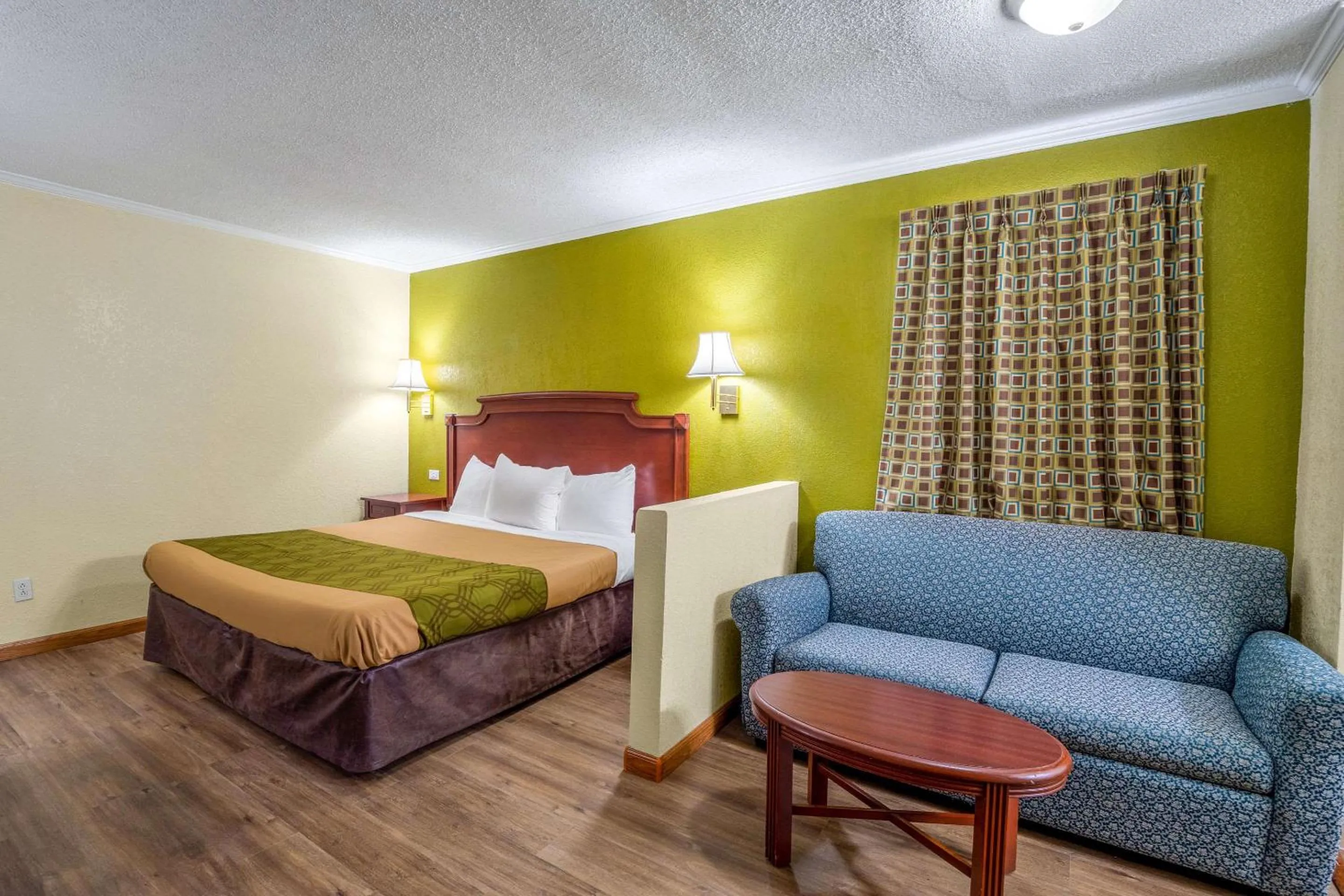 Bedroom, Bed in Rodeway Inn & Suites Fort Jackson