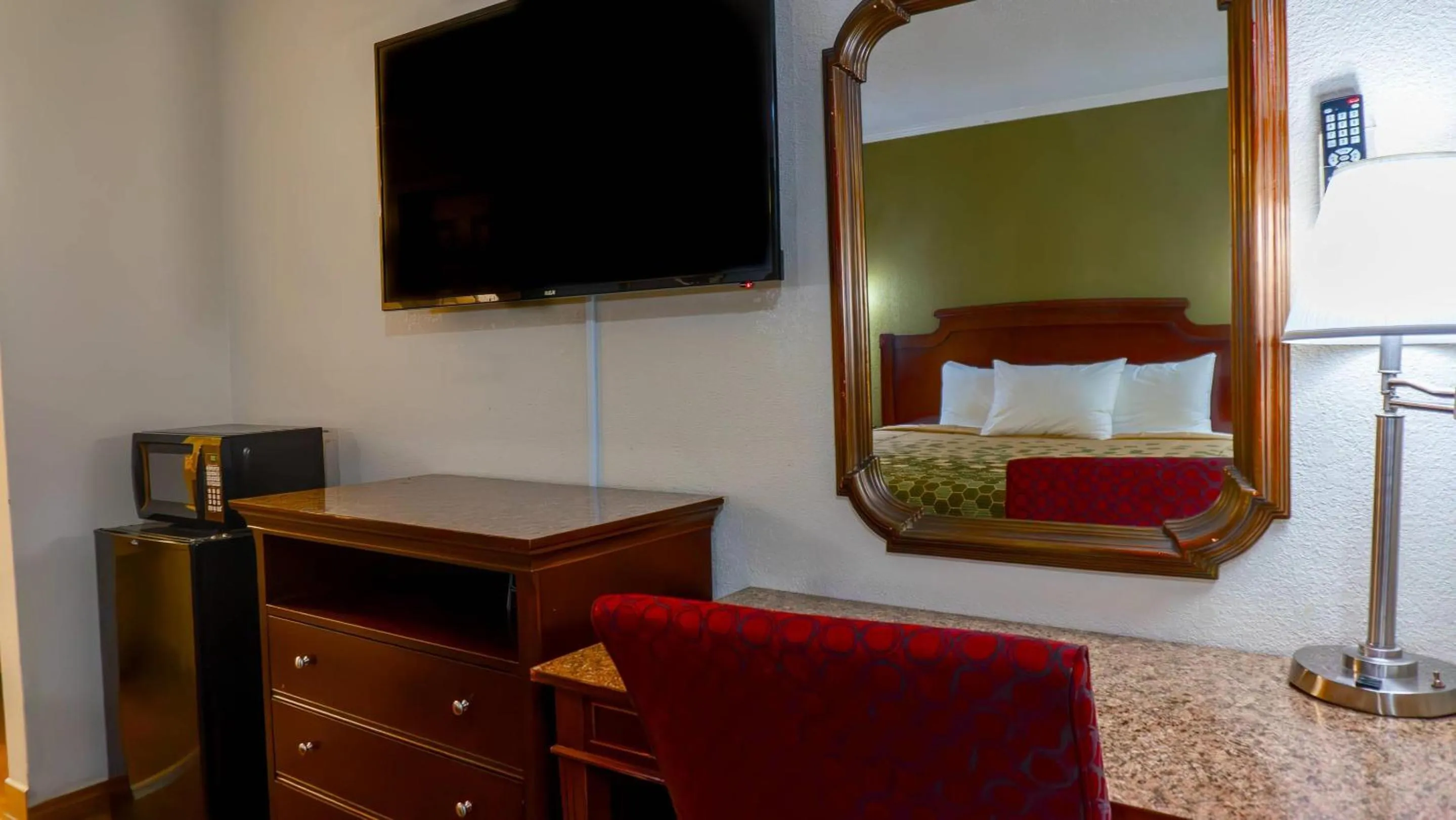 Bedroom, Bed in Rodeway Inn & Suites Fort Jackson