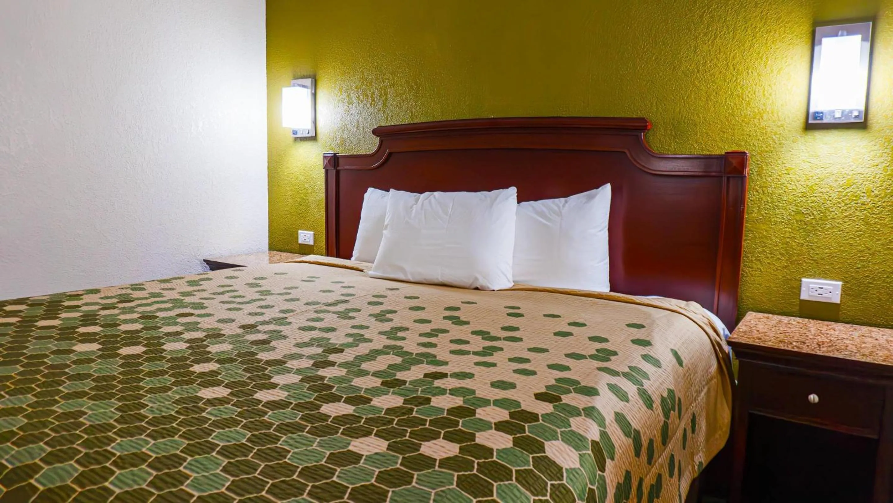 Bedroom, Bed in Rodeway Inn & Suites Fort Jackson