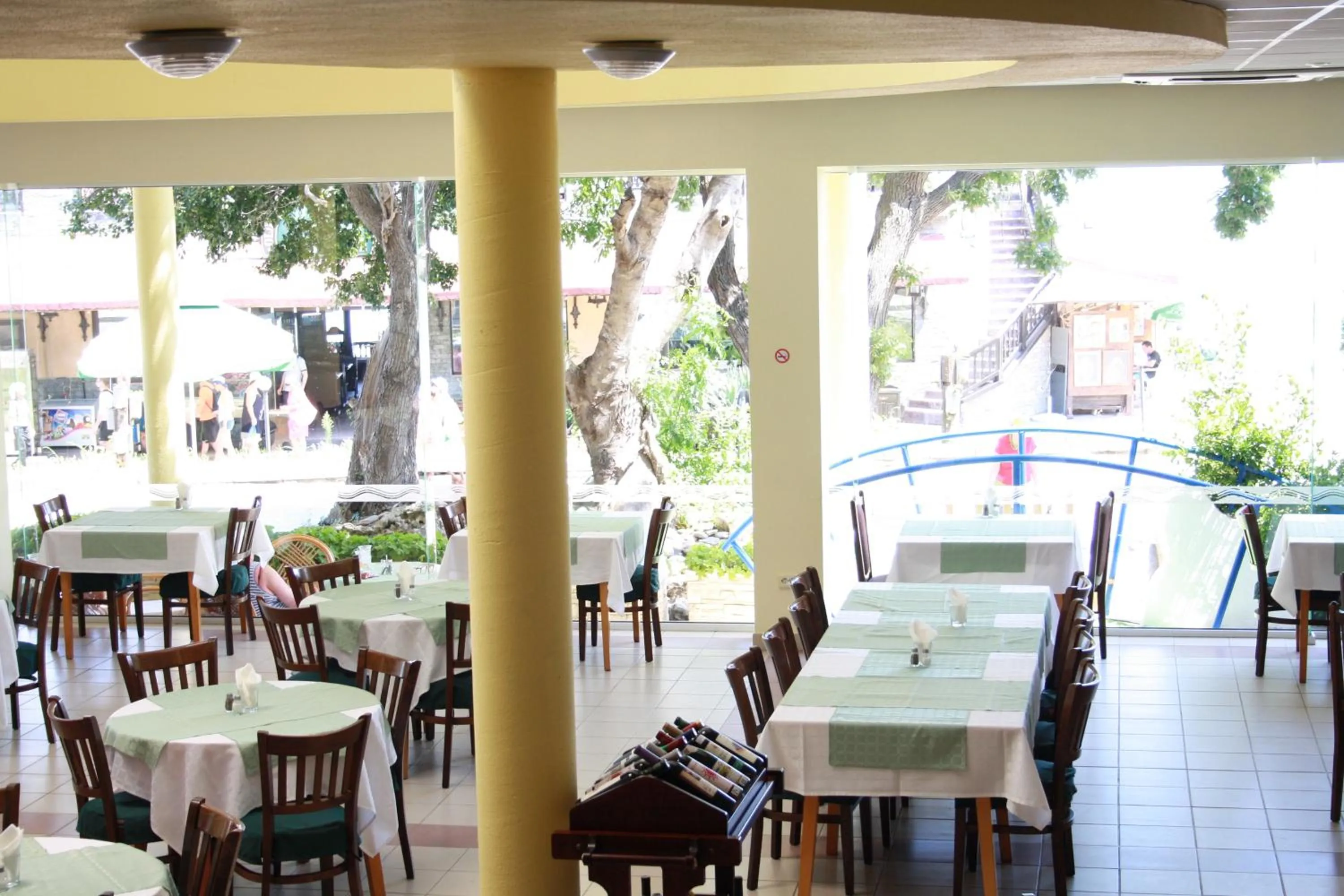 Restaurant/places to eat in Bonita Hotel