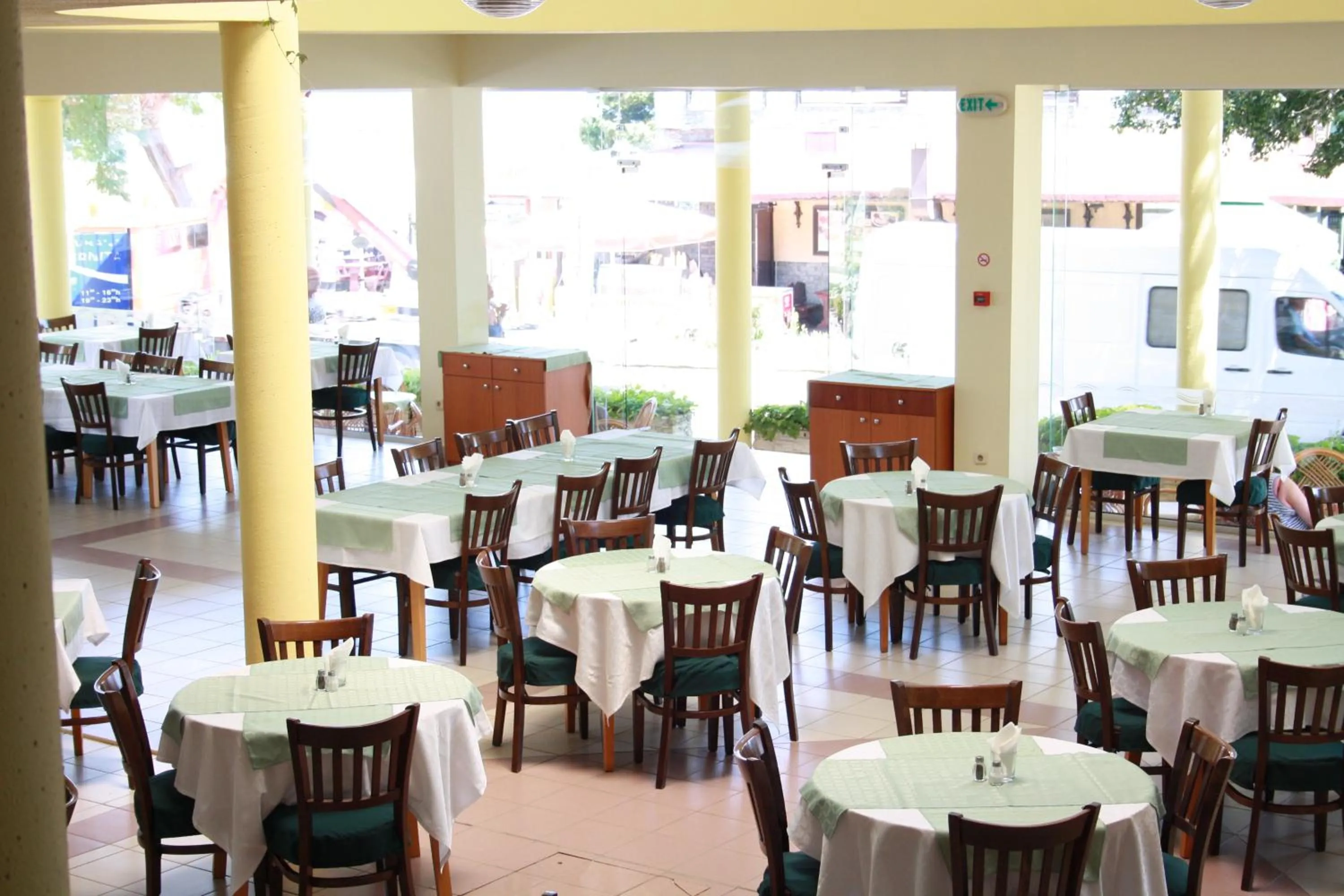 Restaurant/places to eat in Bonita Hotel