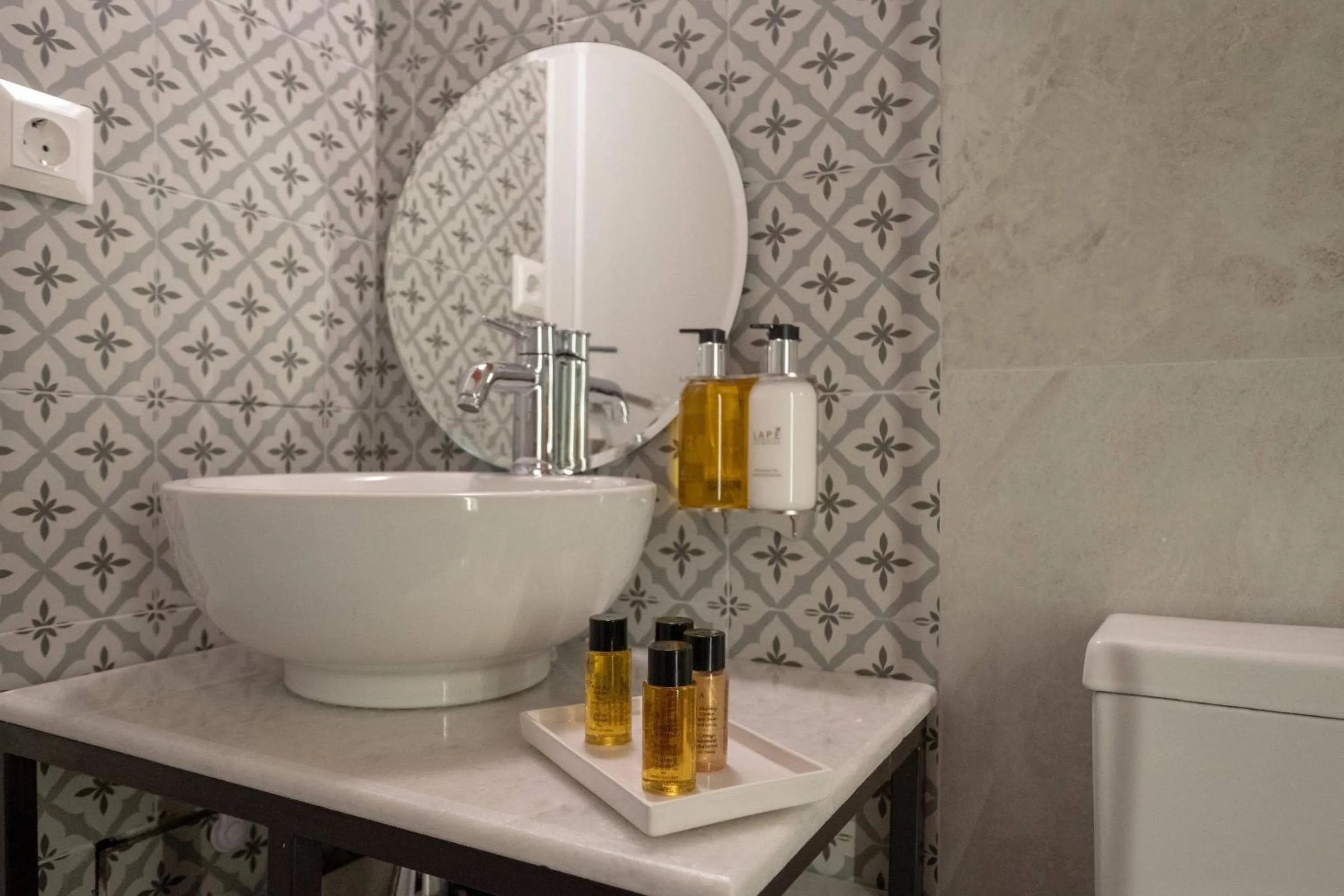 ATHENIAN YARD SUITES