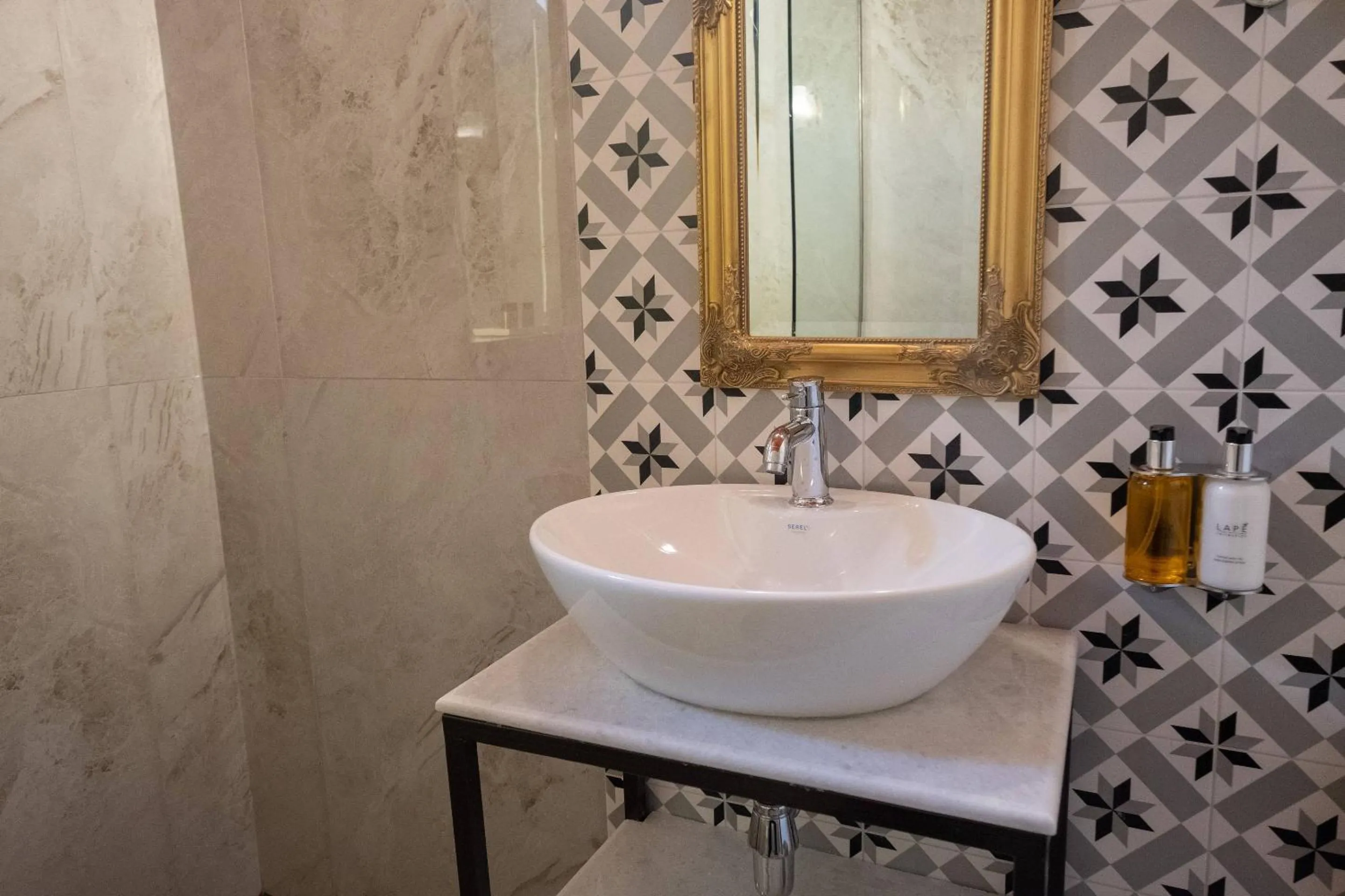 ATHENIAN YARD SUITES