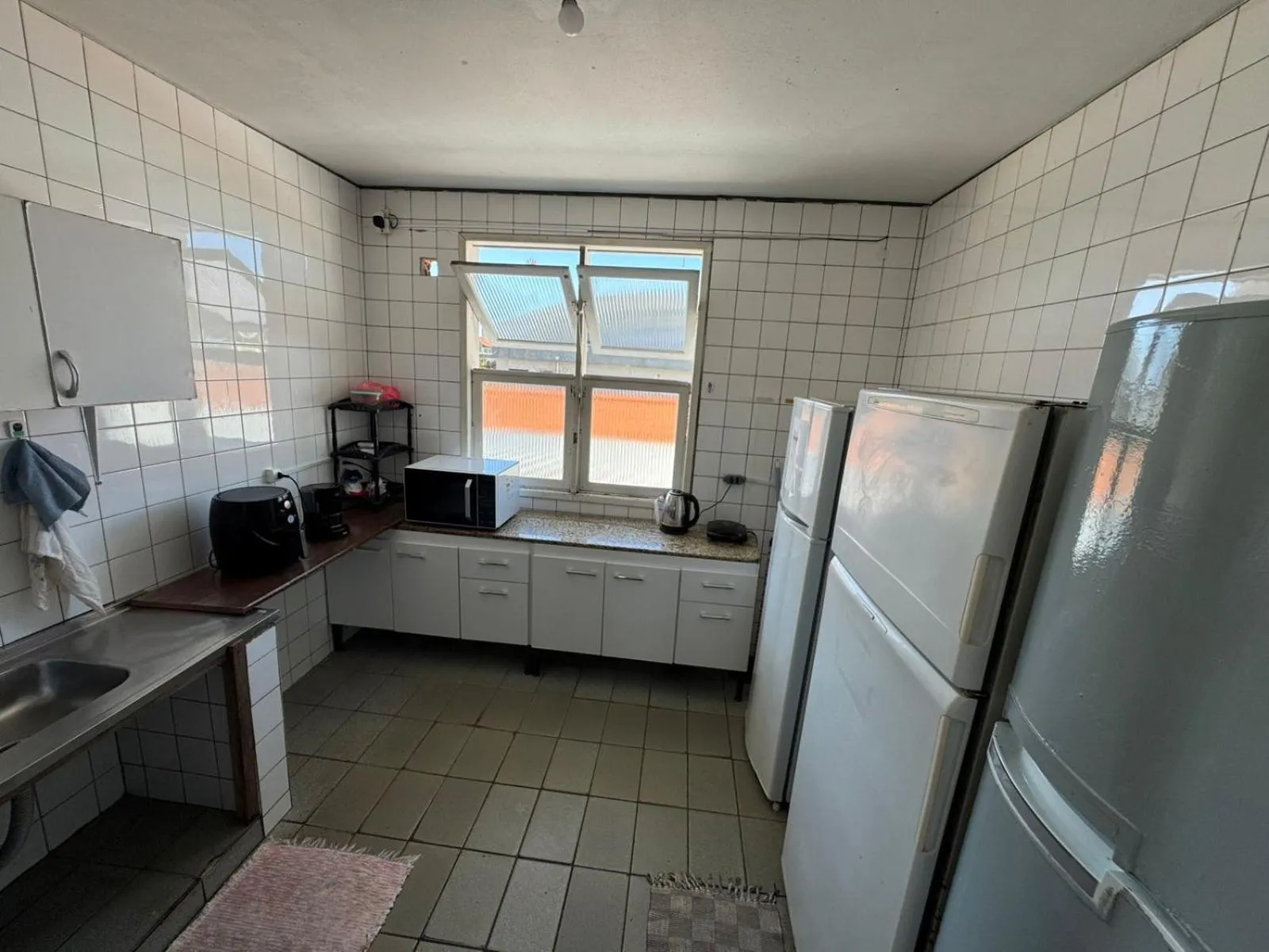 Communal kitchen in Hostel Canasvieiras