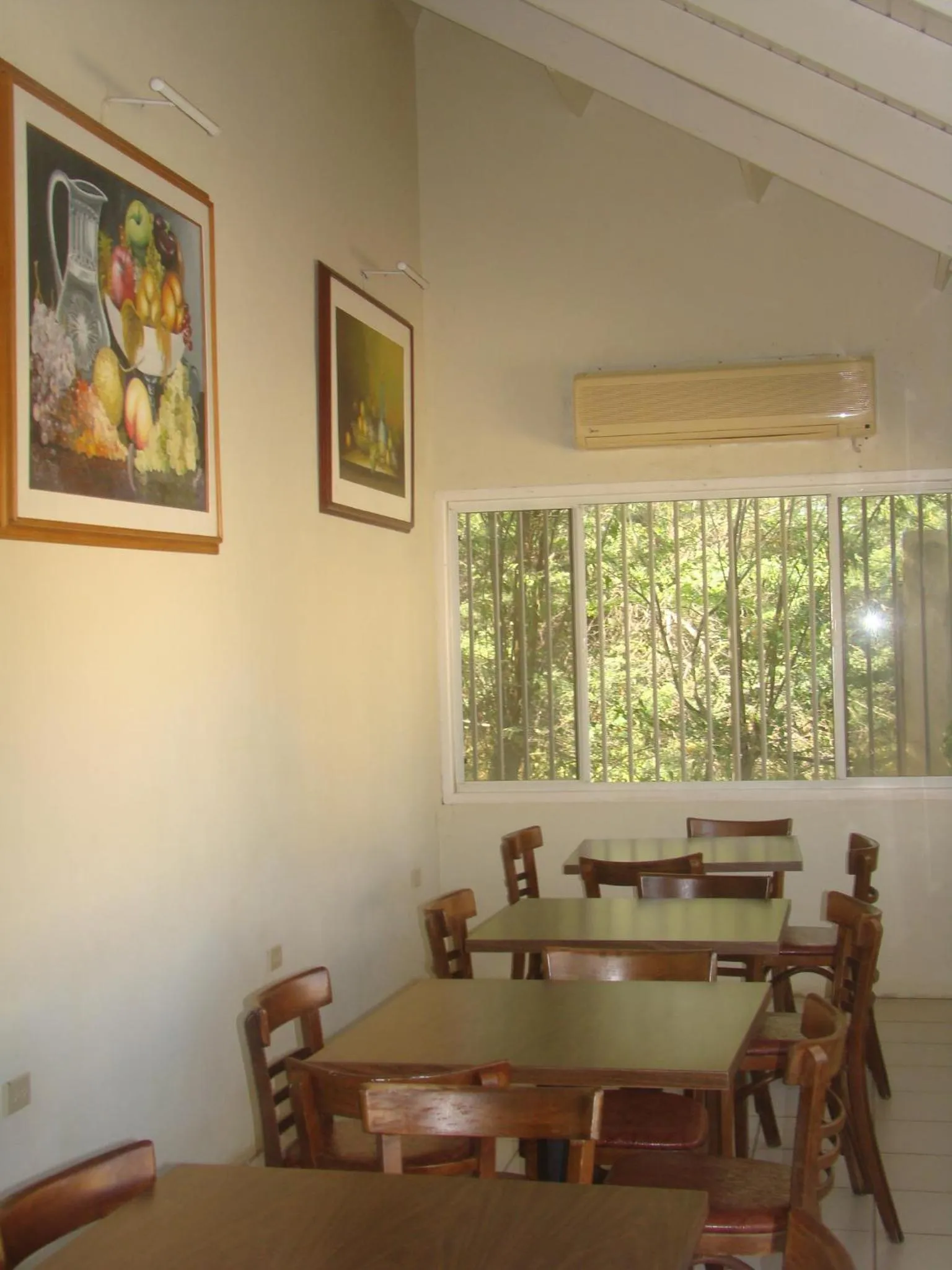 Restaurant/places to eat in Coconut Inn
