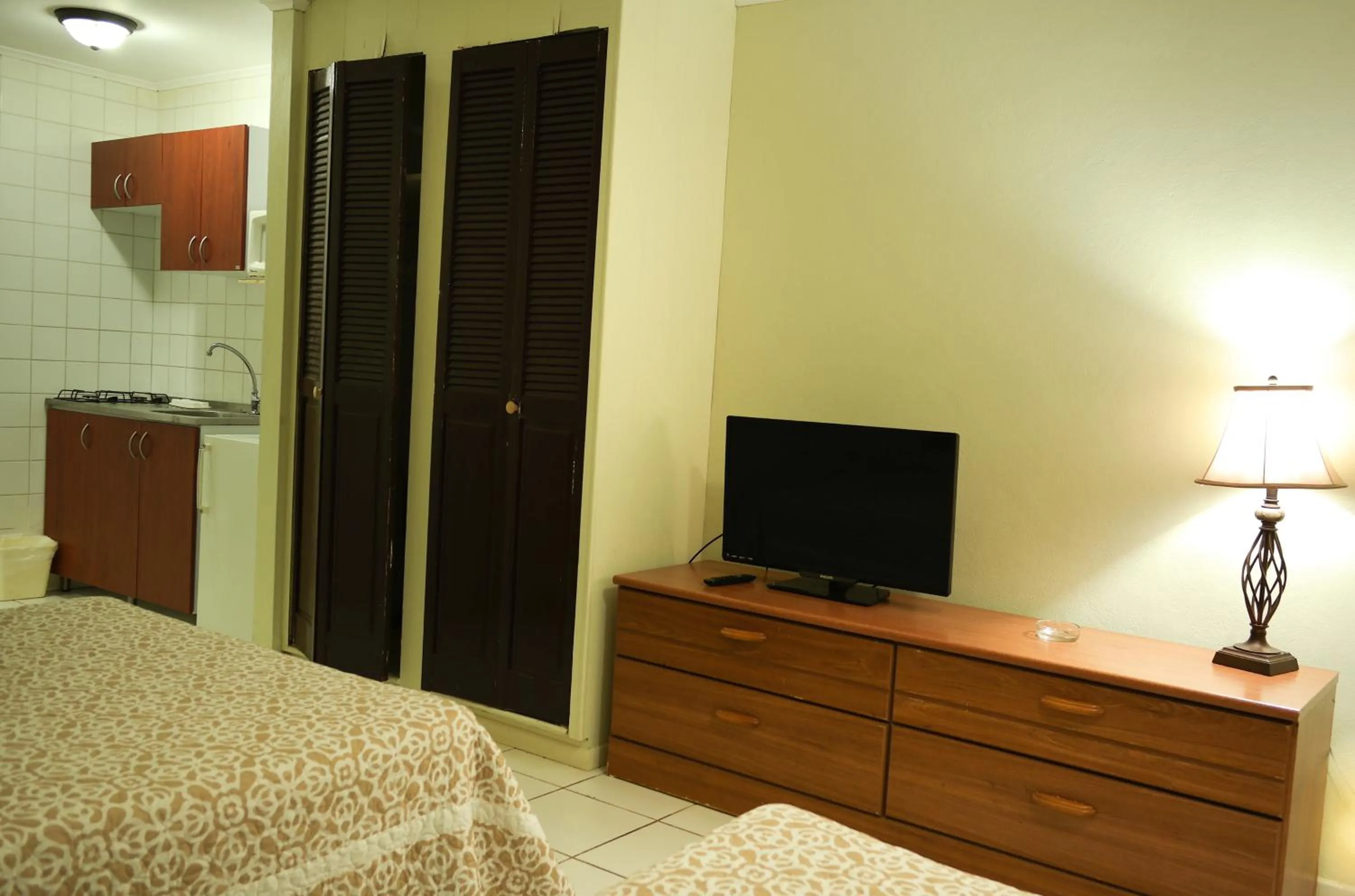 Photo of the whole room, Bed in Coconut Inn