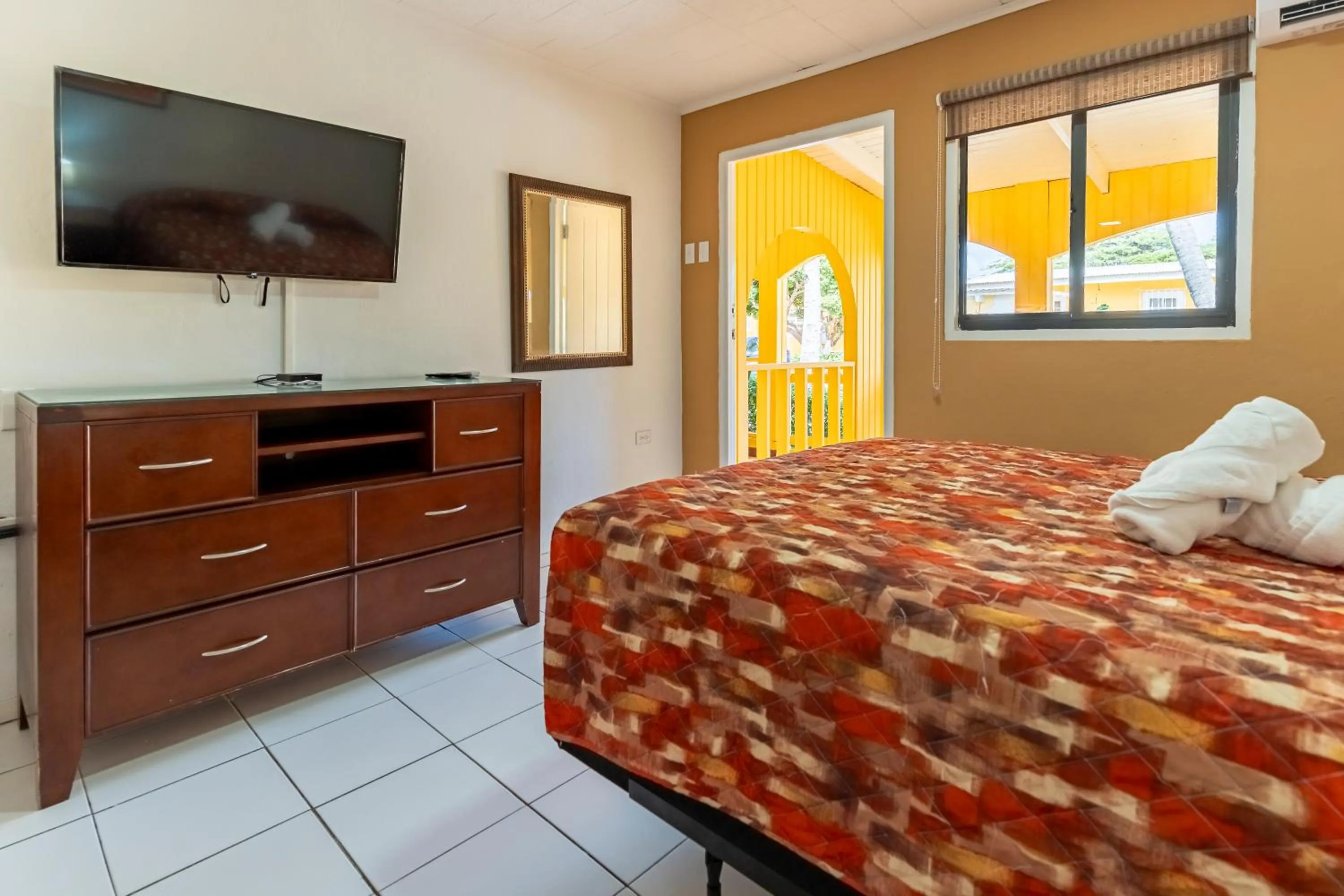 TV and multimedia, Bed in Coconut Inn