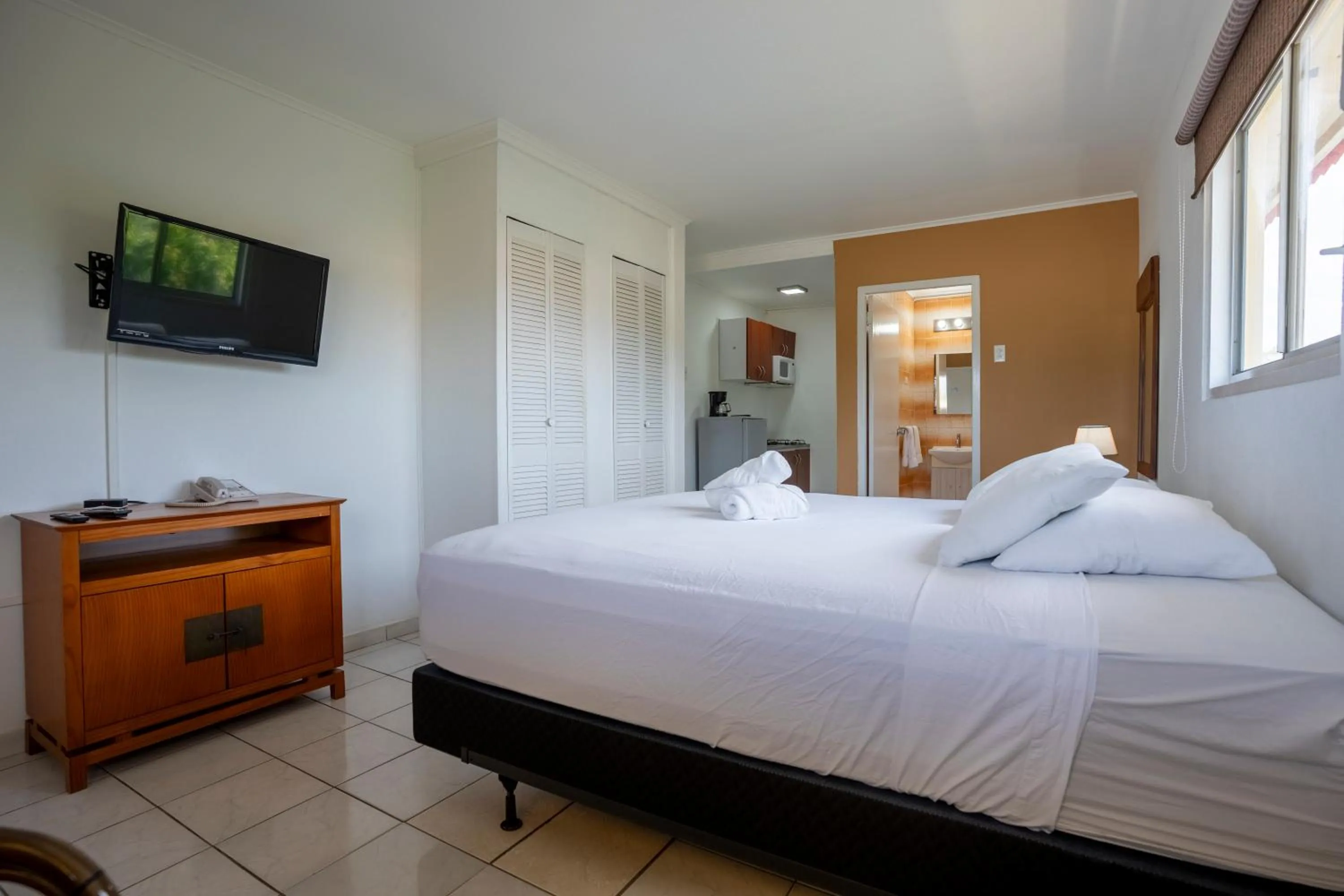 Photo of the whole room, Bed in Coconut Inn