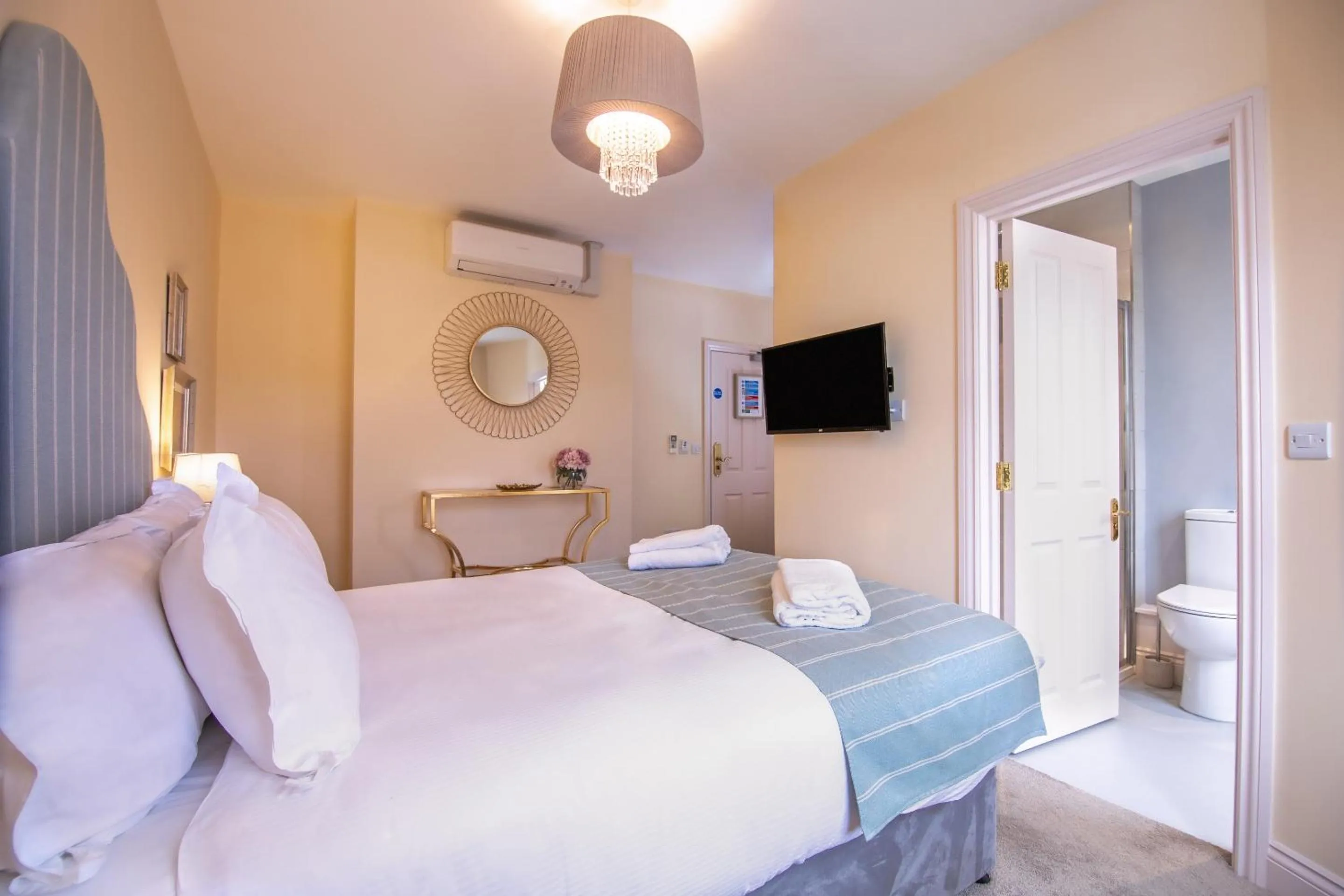 Bedroom, Bed in Caboose